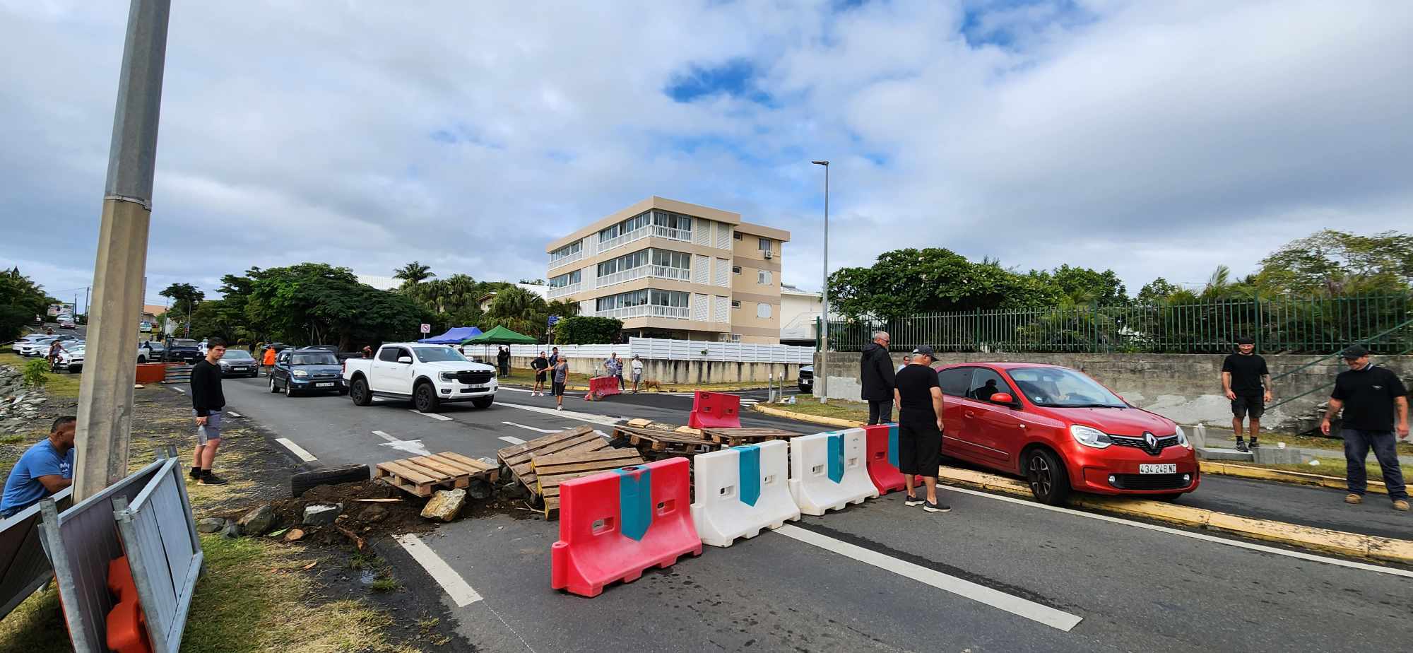 L'obstruction des routes rend l'acheminement logistique compliqué en Nouvelle-Calédonie. LP/ Élizabeth Nouar