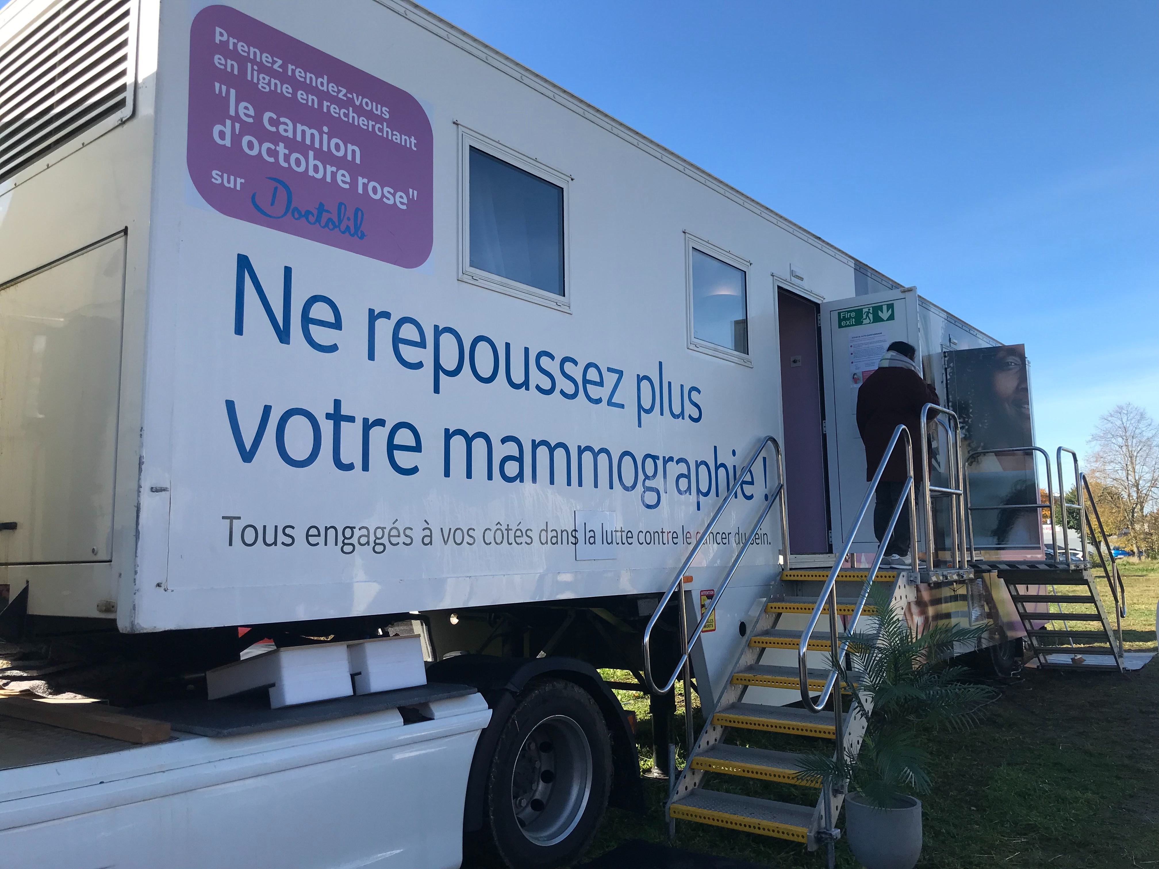 Le camion d'Octobre Rose, qui propose des mammographies et échographies gratuites, sera à Vitry le 13 octobre, à Cachan le 16 et à Bonneuil le 17. LP/Jeanne Cassard