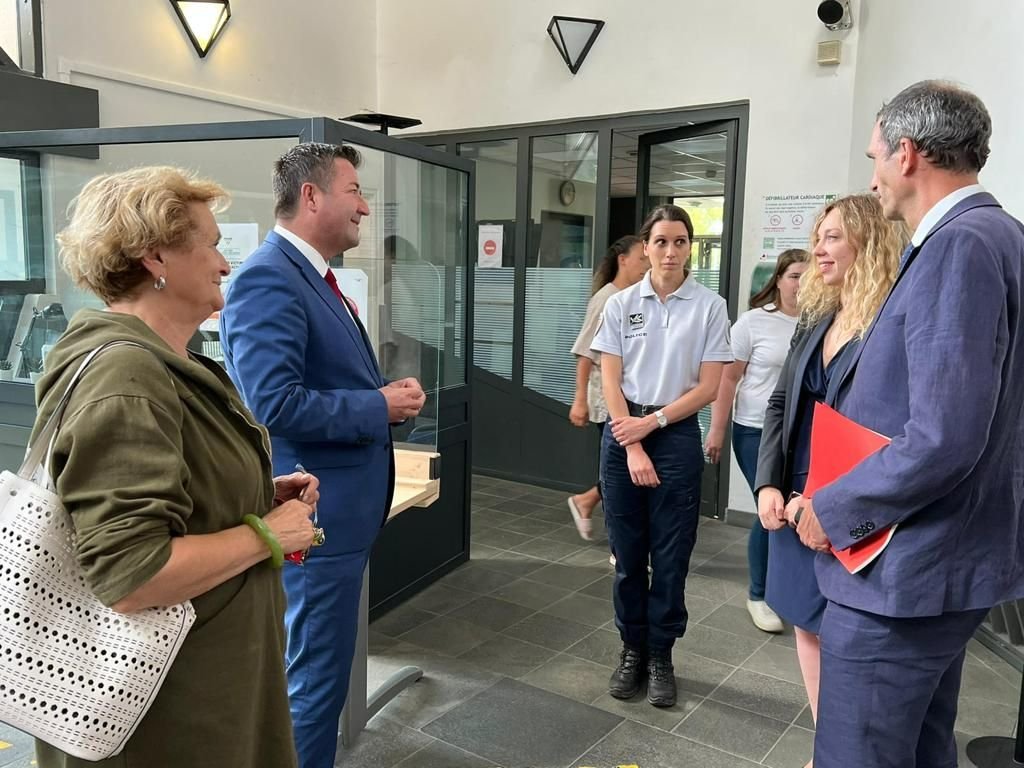 Plaisir (Yvelines), vendredi 5 août. La maire (LR) Joséphine Kollmannsberger (à gauche), et le député (LREM) Karl Olive rendaient visite à la commissaire Alexandra Capogna (à droite). DR