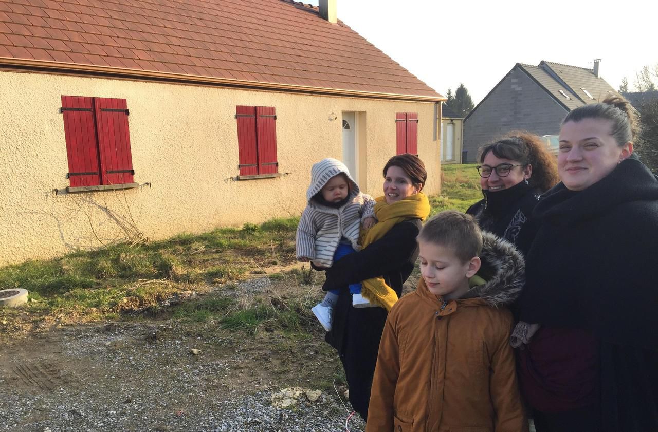 <b></b> Blargies, ce mercredi. Jeanny Hivanohé, Maryline Petit et Delphine Fleury (de gauche à droite) sont les trois assistantes maternelles à l’origine du projet. Elles se réjouissent de pouvoir travailler hors de chez elle et d’acceuillir plus d’enfants tant le besoin est présent à Blargies.