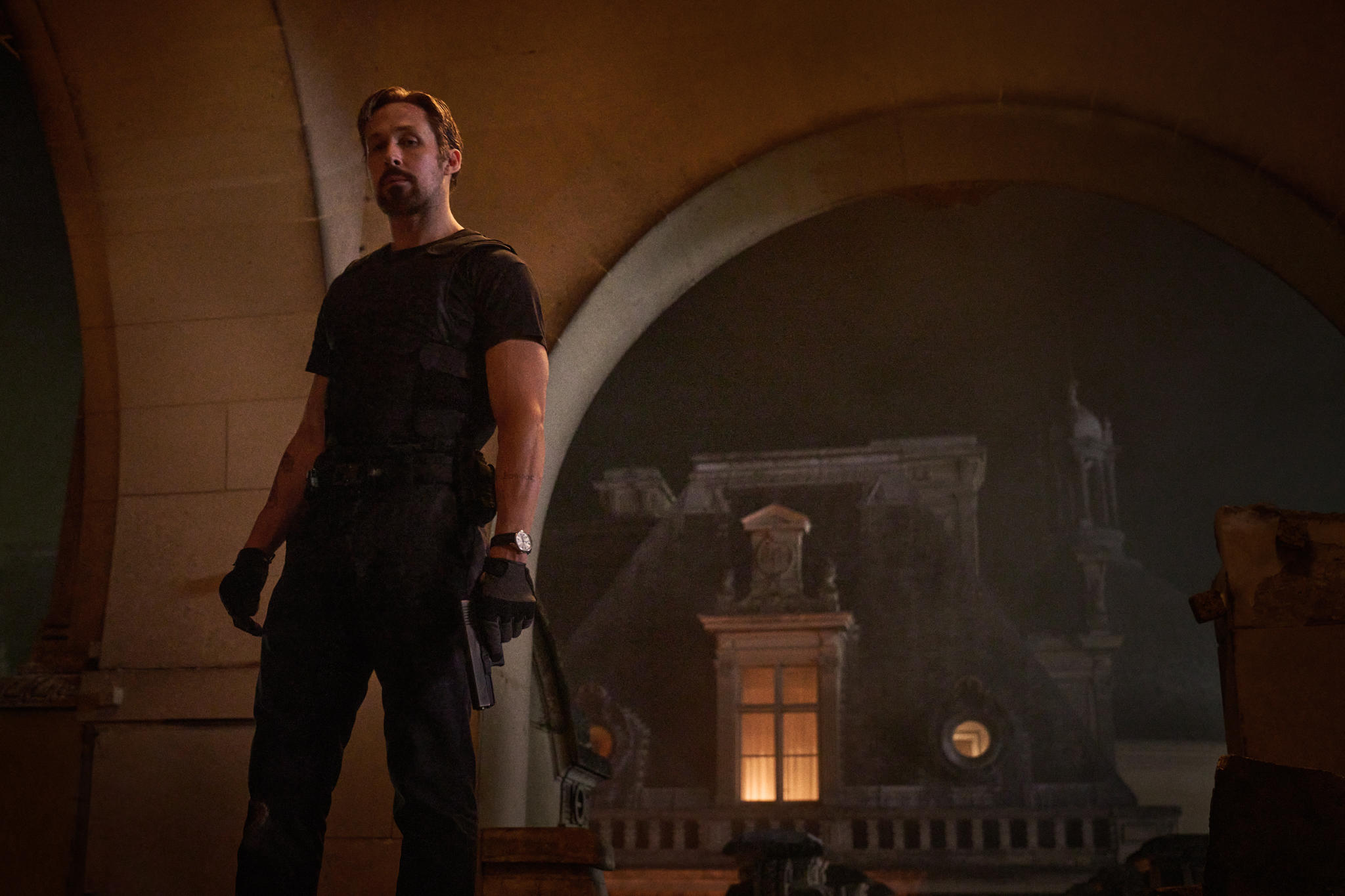 Ryan Gosling interprète Court Gentry, un agent de la CIA, dans «The Gray Man», qui se trouve ici sur la façade d'entrée du château de Chantilly (Oise), sur la passerelle qui relie la chapelle à l'une des tours. /Paul Abell/Netflix