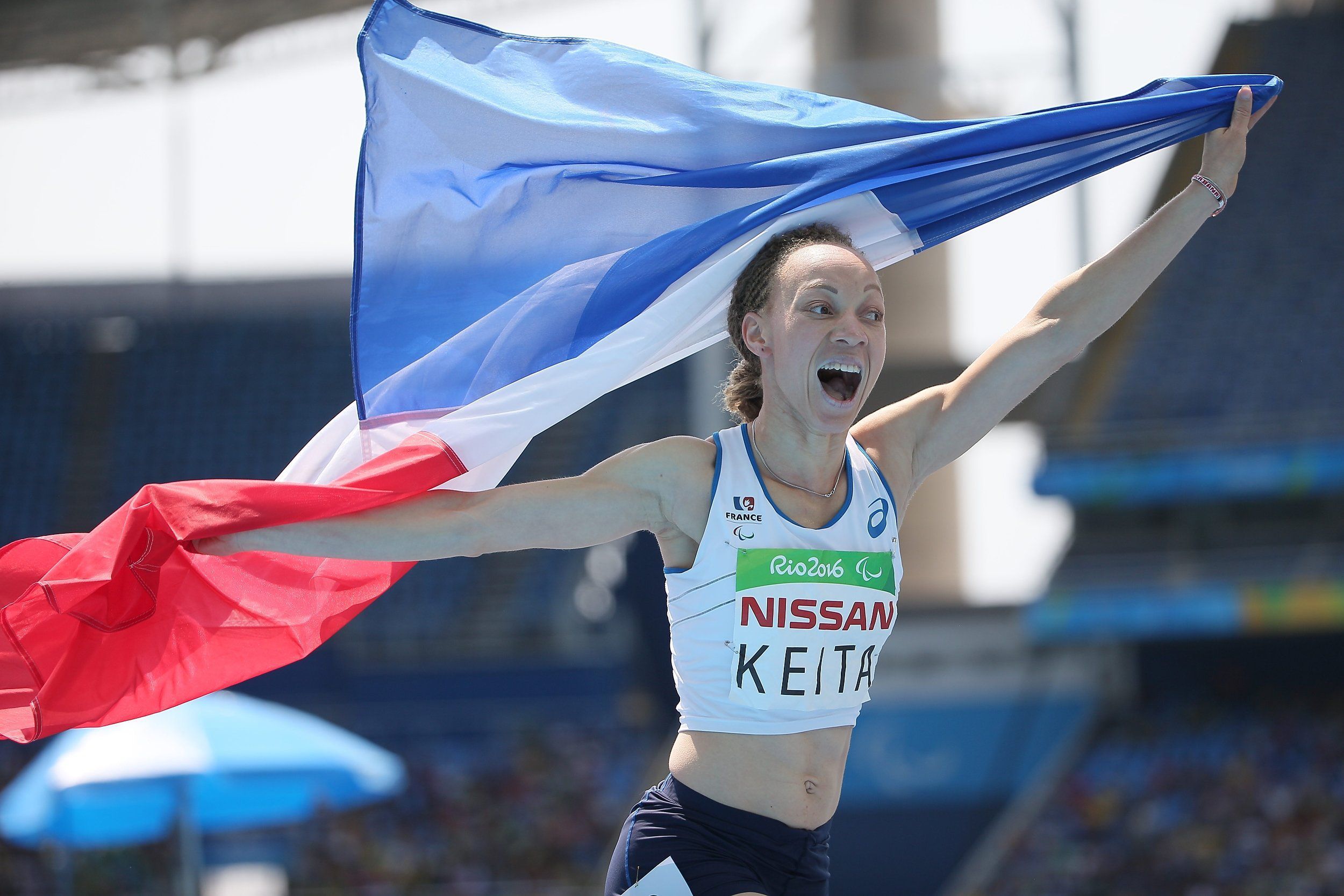 L'athlète malvoyante Nantenin Keita fête sa médaille d'or sur 400 mètres, aux Jeux Paralympiques de Rio, en 2016. Marcus Hartmann/stock