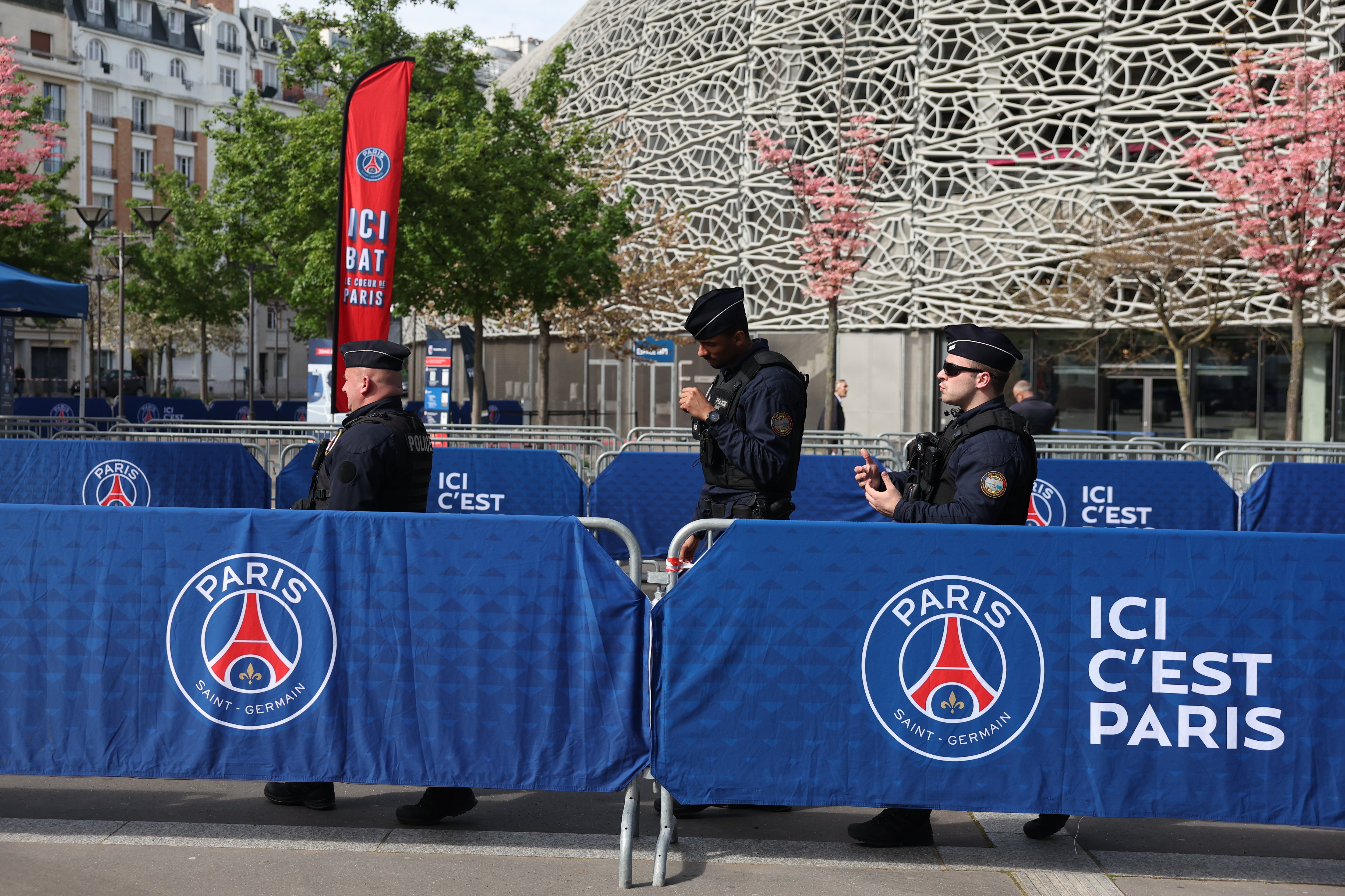 La sécurité a été considérablement renforcée autour du Parc des Princes en raison de la menace d'attaque terroriste. LP/Arnaud Journois