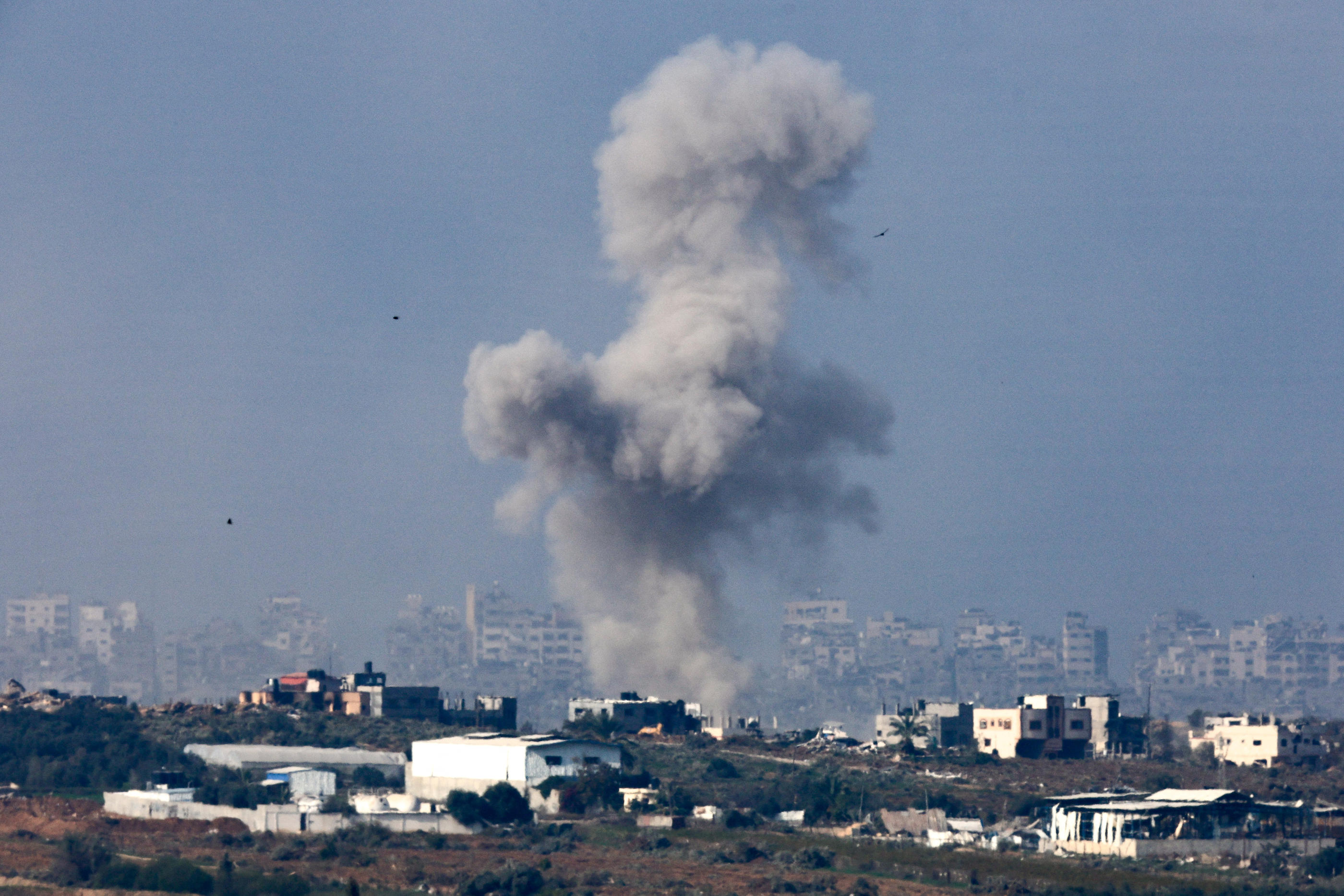 De la fumée s'élève au-dessus du centre de Gaza à la suite d'une frappe israélienne ce 1er janvier. REUTERS/Amir Cohen