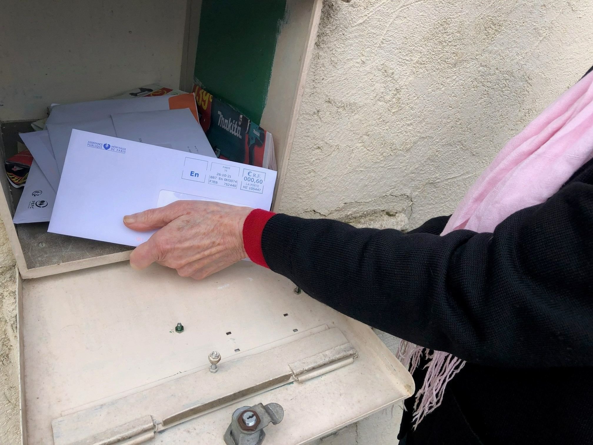 Montlhéry (Essonne), jeudi 4 novembre 2021. La retraitée de 69 ans a retrouvé un mois entier de courrier dans sa boîte aux lettres le même jour. LP/Florian Garcia