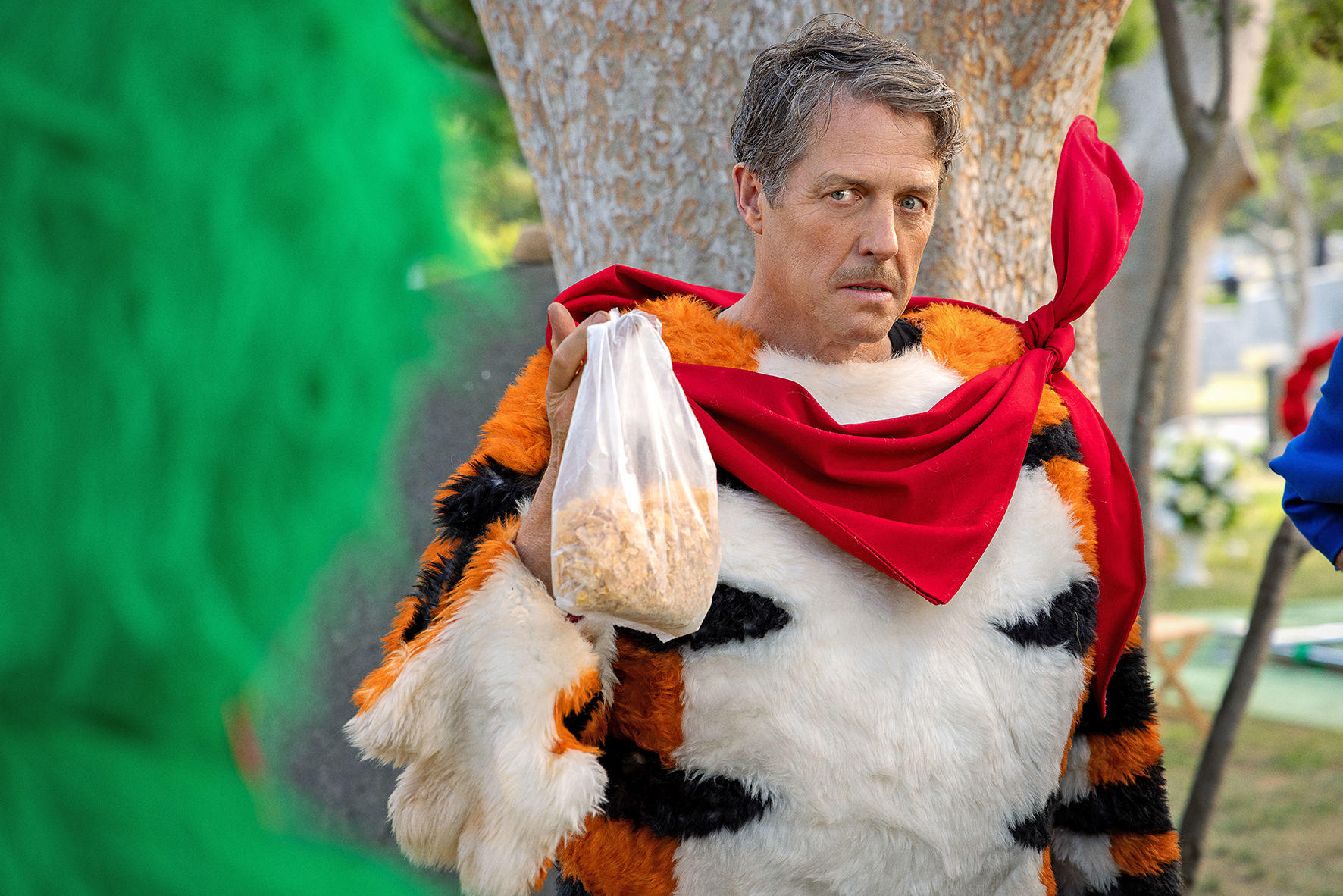 Dans «Unfrosted», Hugh Grant campe acteur raté obligé de se déguiser en Tony, le tigre Frosties. Netflix, Inc.