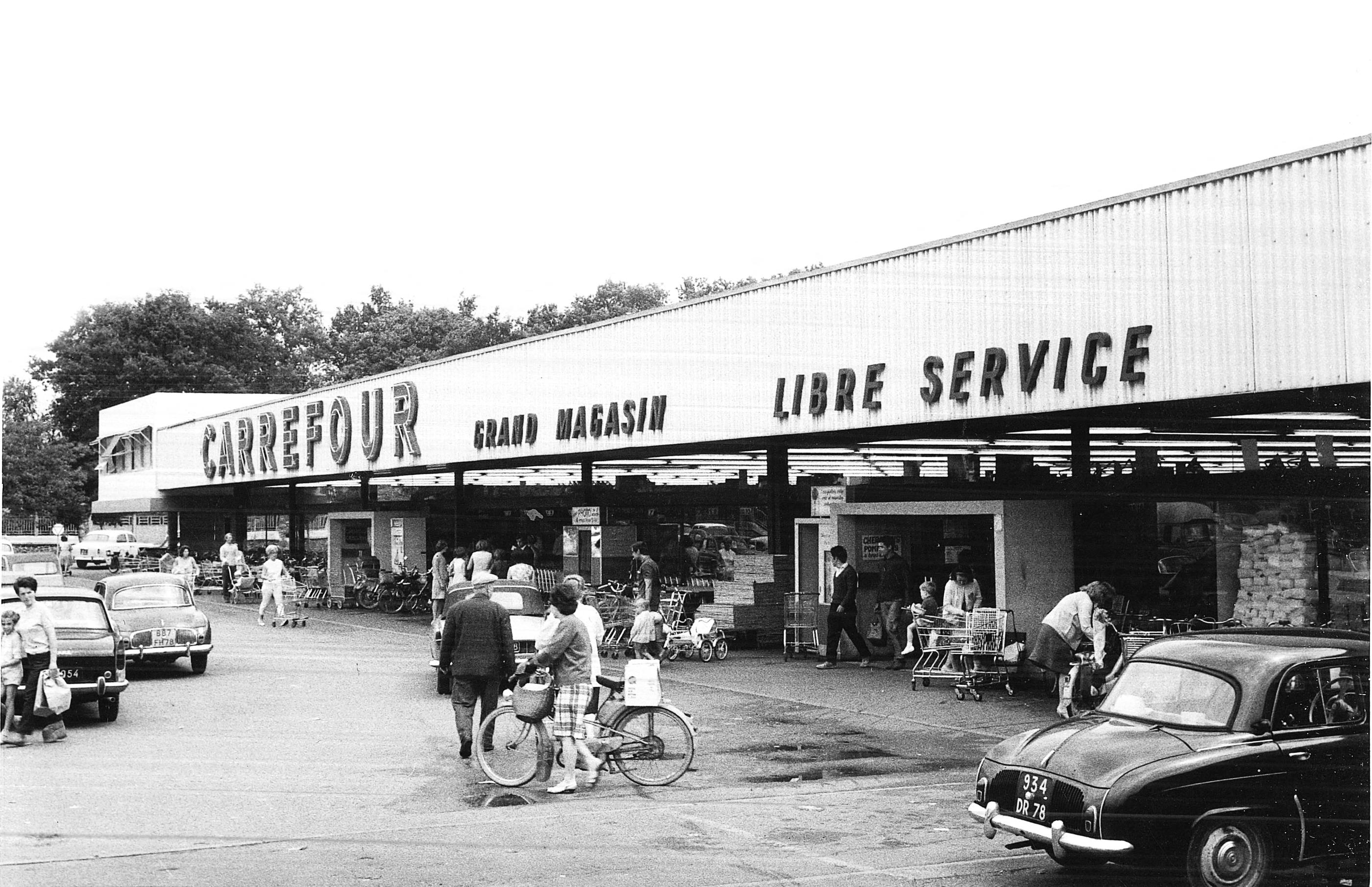 Cette surface commerciale de 2500 m2 a ouvert à Sainte-Geneviève-des-Bois (Essonne) le 15 juin 1963. Dès le premier jour, c'est un succès. Handout/Carrefour/AFP