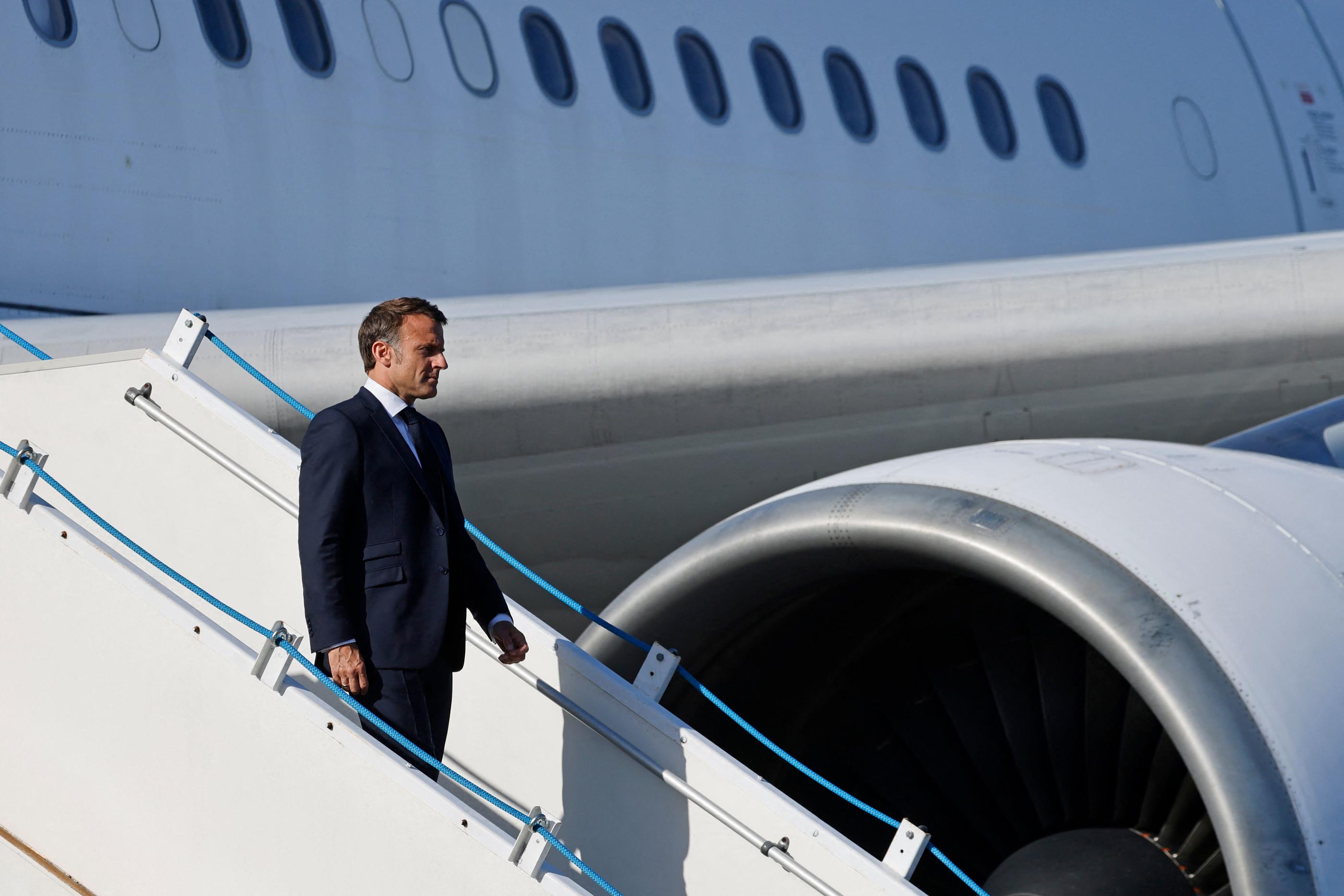 Emmanuel Macron, jeudi à sa descente d'avion à Nouméa. Le président est reparti après 17 heures dans l'archipel où des émeutes ont éclaté le 13 mai. AFP/pool/Ludovic Marin