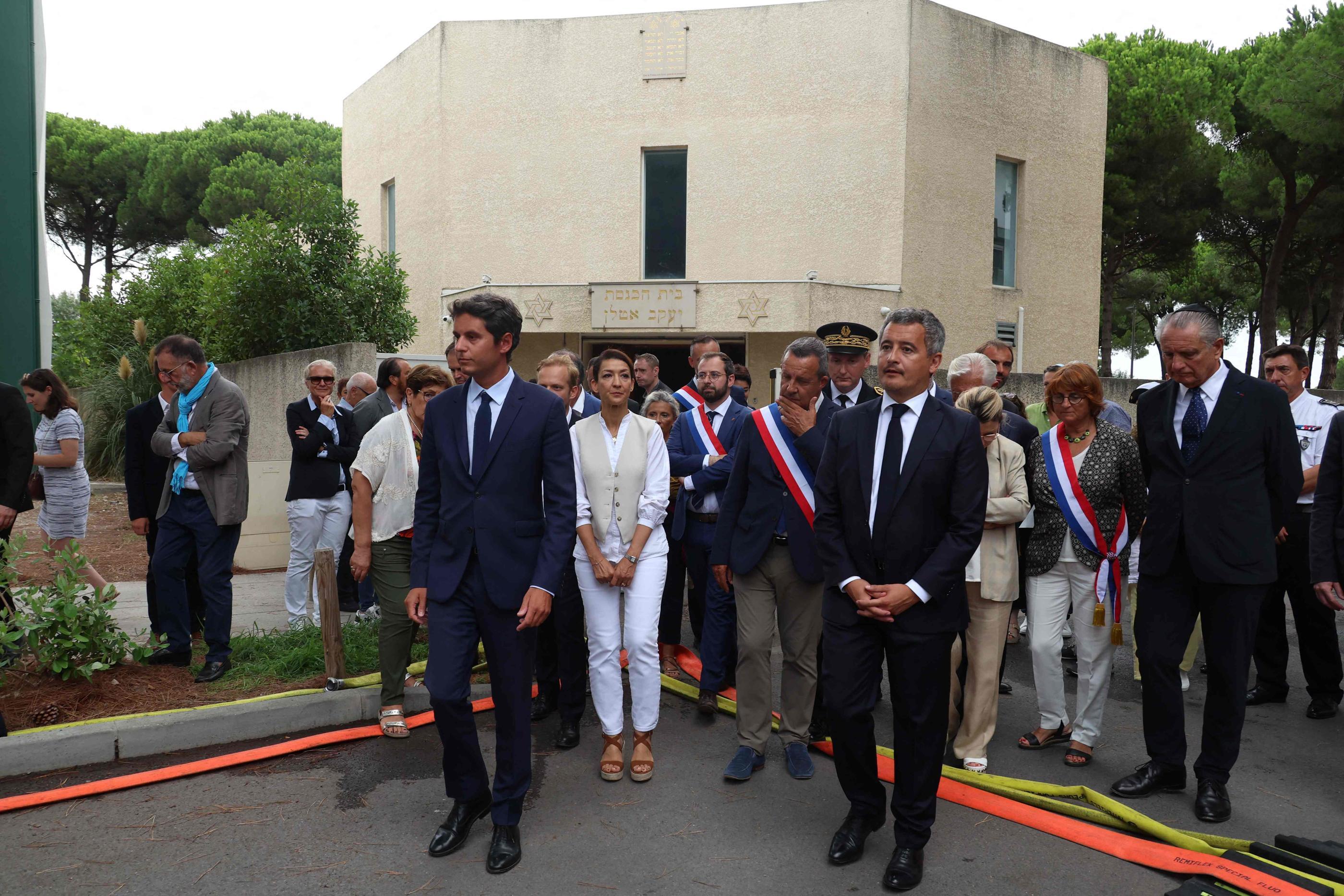 La Grande-Motte (Hérault), le 24 février. Le Premier ministre démissionnaire Gabriel Attal et le ministre de l’Intérieur Gérald Darmanin se sont rendus à la synagogue Beth-Yaacov pour apporter leur soutien. AFP/Pascal Guyot