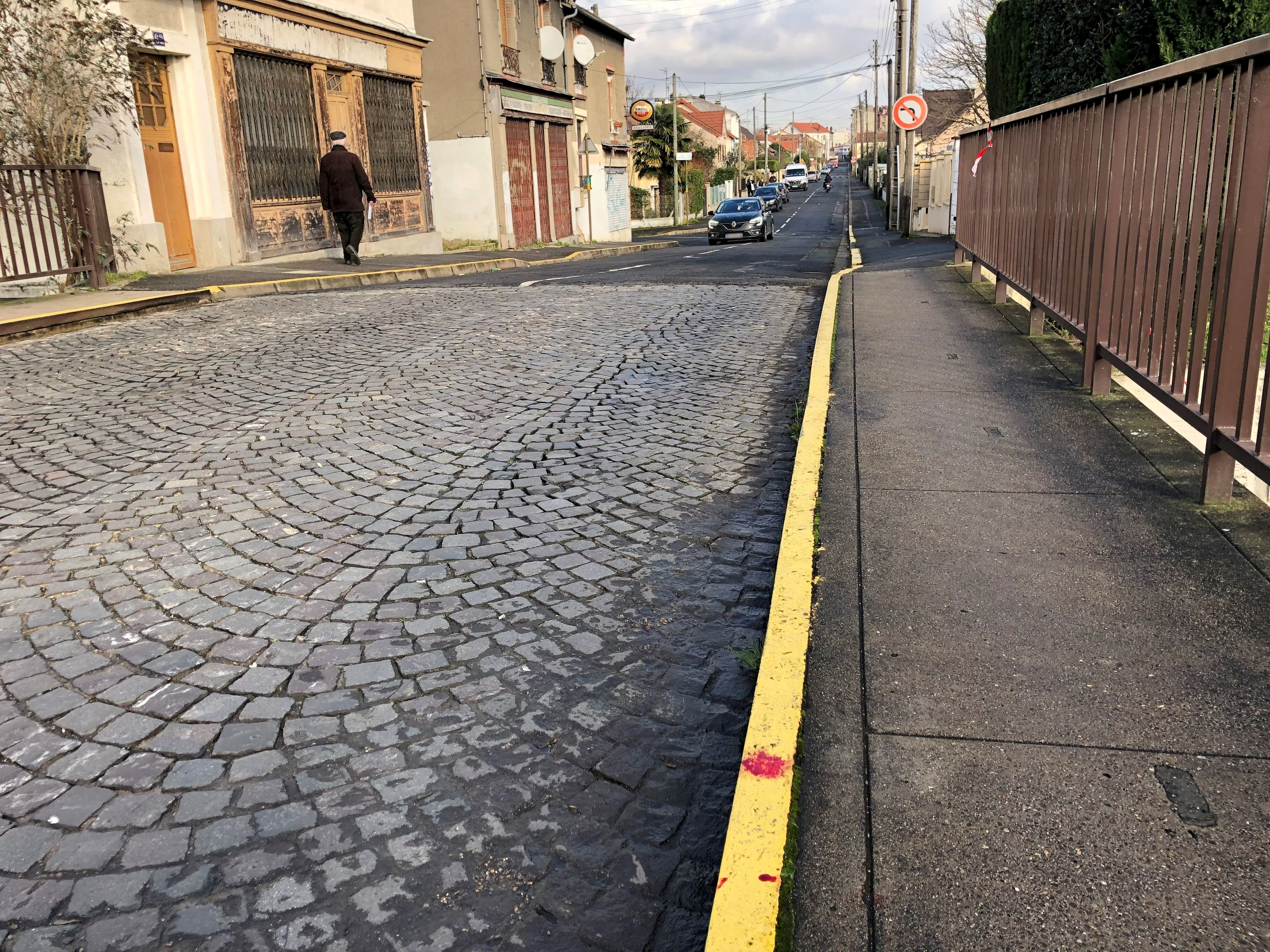 Un Ado Et Une Femme Agressés À L'arme Blanche En Pleine Rue À Viry-Chatillon  - Le Parisien