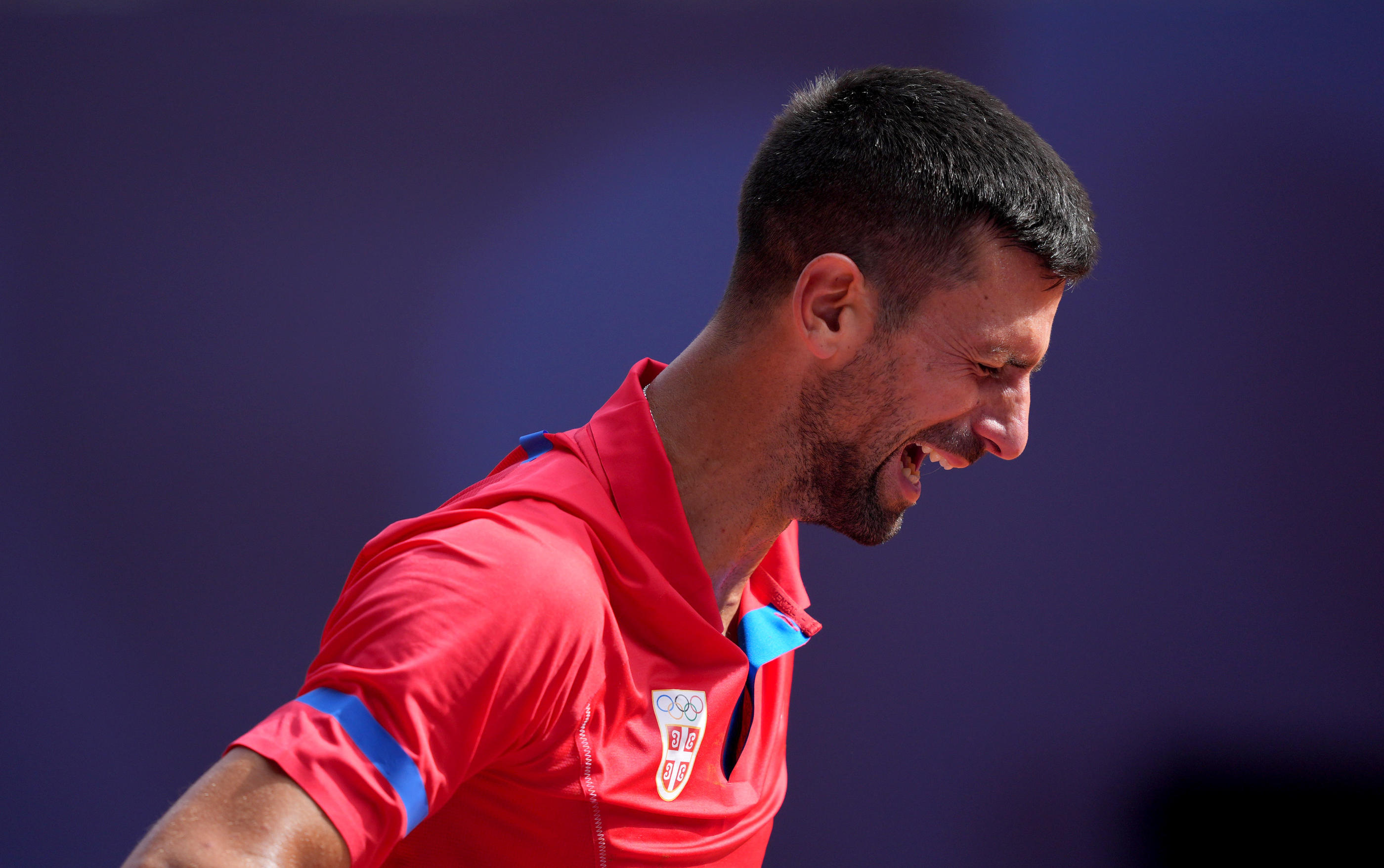 Novak Djokovic a fondu en larmes après avoir remporté le titre olympique en simple face à Carlos Alcaraz, lui aussi très ému. Icon Sport/Amber Searls