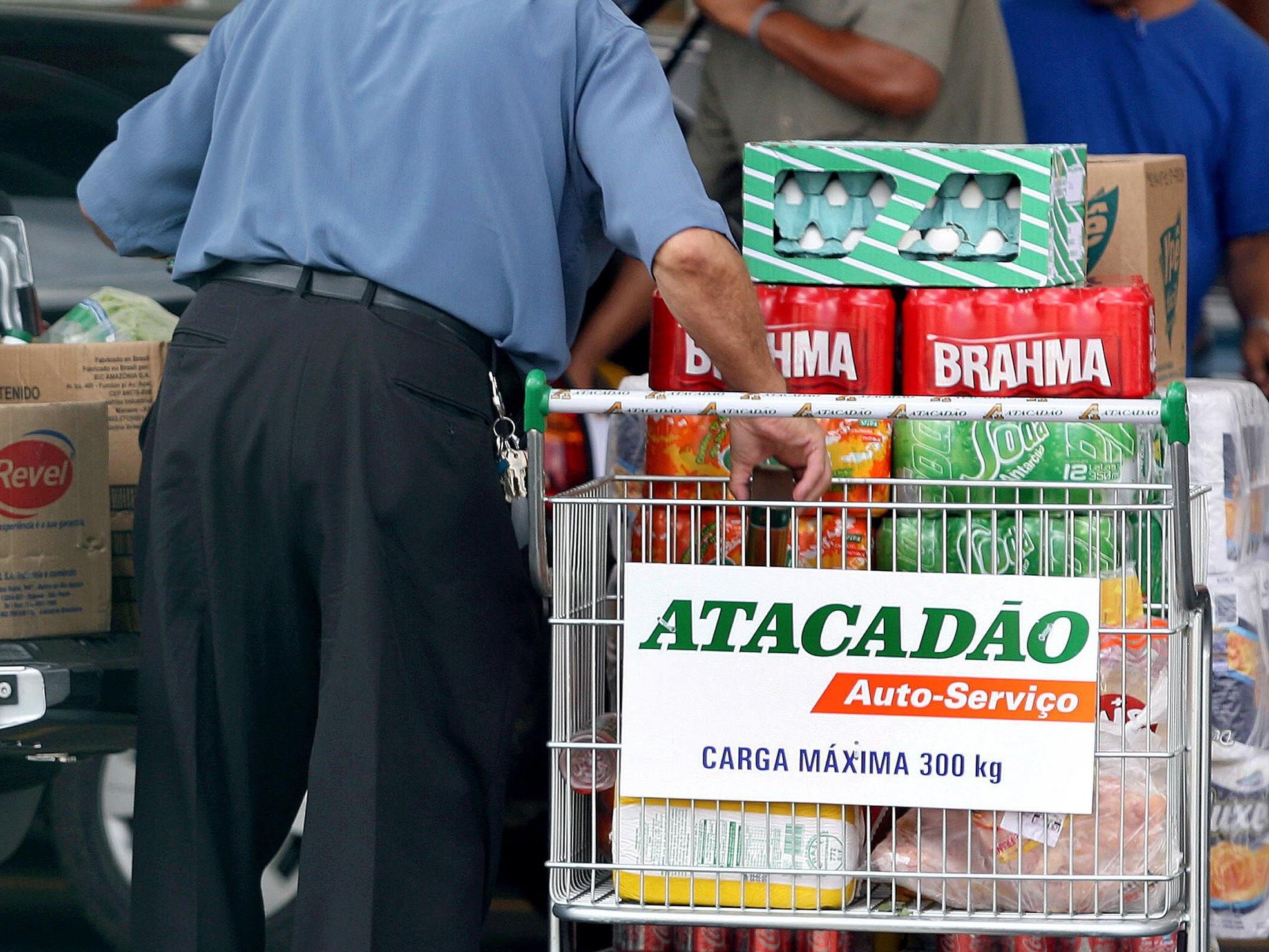 Le discounter Atacadão, venu du Brésil, est une filiale du groupe Carrefour. Le concept ? « Les prix les plus bas du marché, un assortiment très réduit et de très gros conditionnements », selon le PDG de Carrefour. EFE/MaxPPP/Sebastião Moreira