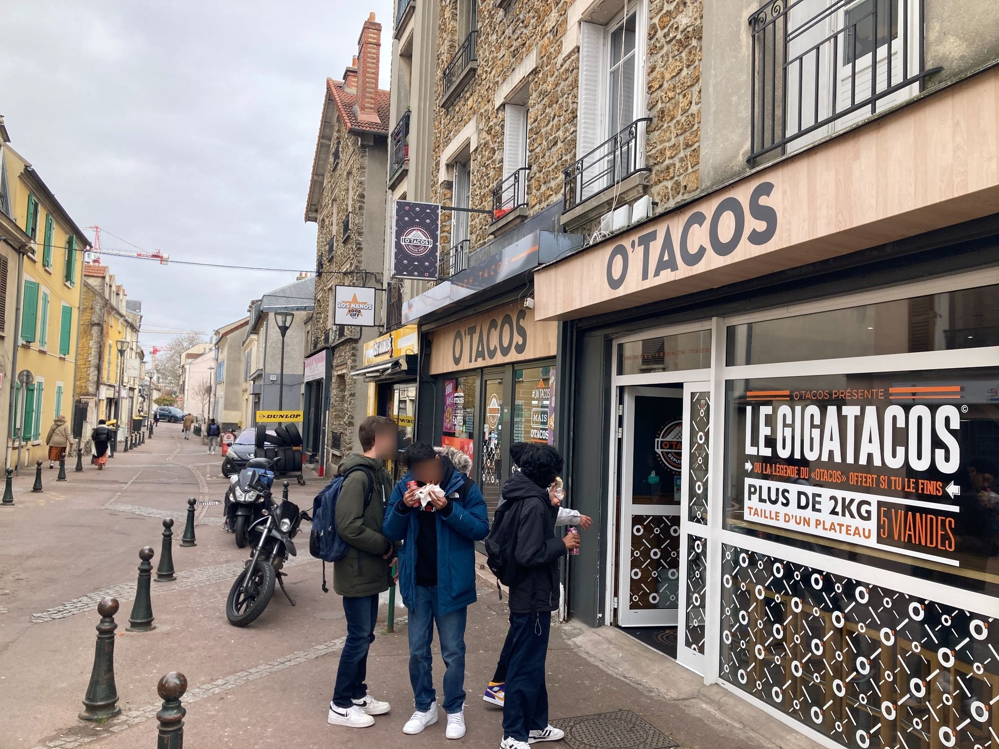 Savigny-sur-Orge (Essonne), le 7 mars. En centre-ville, la rue Grande compte cinq fast-foods sur 200 m, des enseignes de tacos prisées des jeunes. LP/Bartolomé Simon