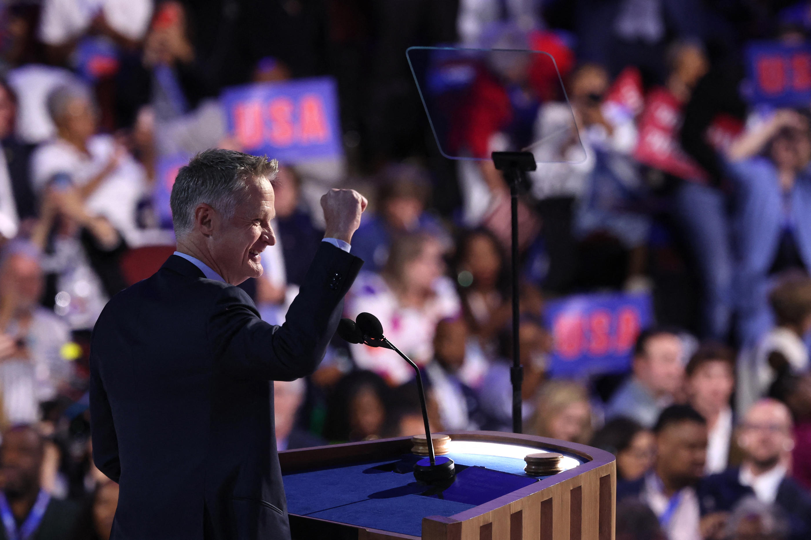 Durant son discours à la convention démocrate, Steve Kerr a reproduit la célébration de Stephen Curry pour souhaiter la défaite de Donald Trump. REUTERS/Mike Blake