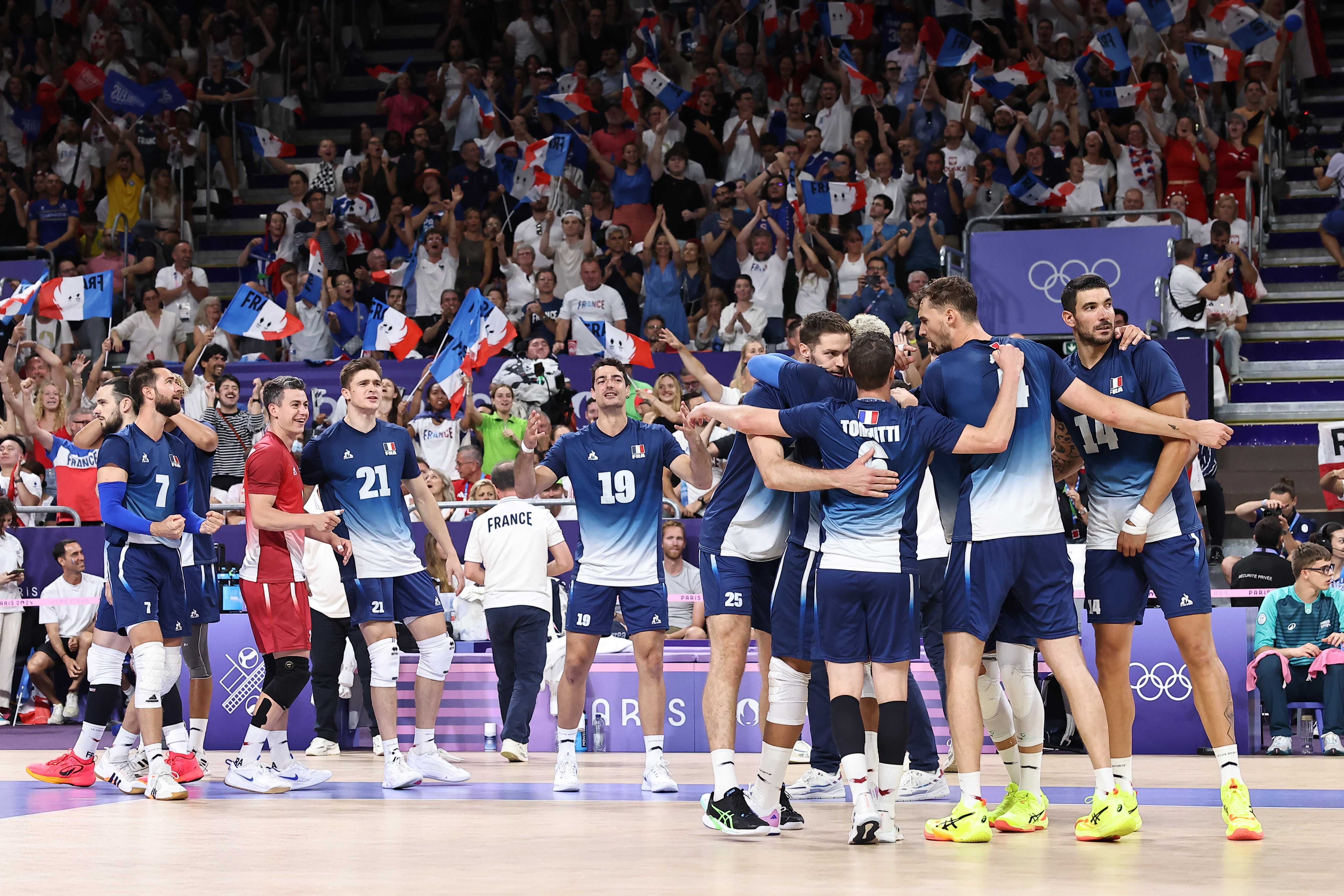 L'équipe de France de volley a pu encore compter sur les 12 000 spectateurs d'une Arena Paris Sud bouillante. LP/Fred Dugit