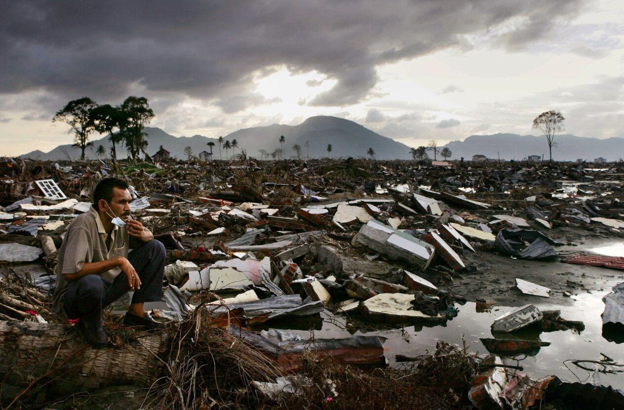 Tsunami natural disaster. Суматра, Индонезия. 26 Декабря 2004 года. Суматра ЦУНАМИ.