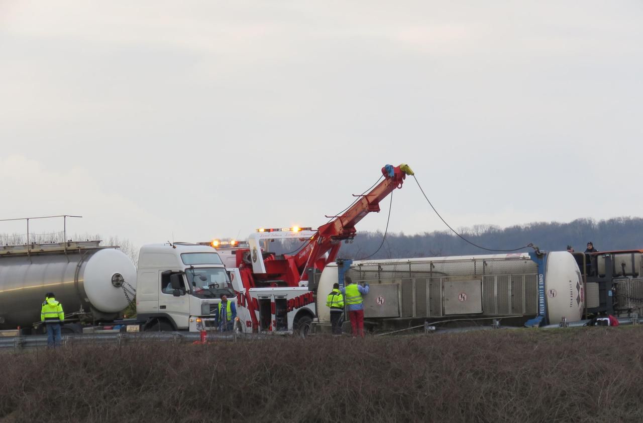 <b></b> Choisy-au-Bac, ce mercredi. Un camion-citerne se rendant à l’usine Colgate-Palmolive s’est renversé dans le rond-point à l’entrée du viaduc entre Clairoix et Choisy-au-Bac.