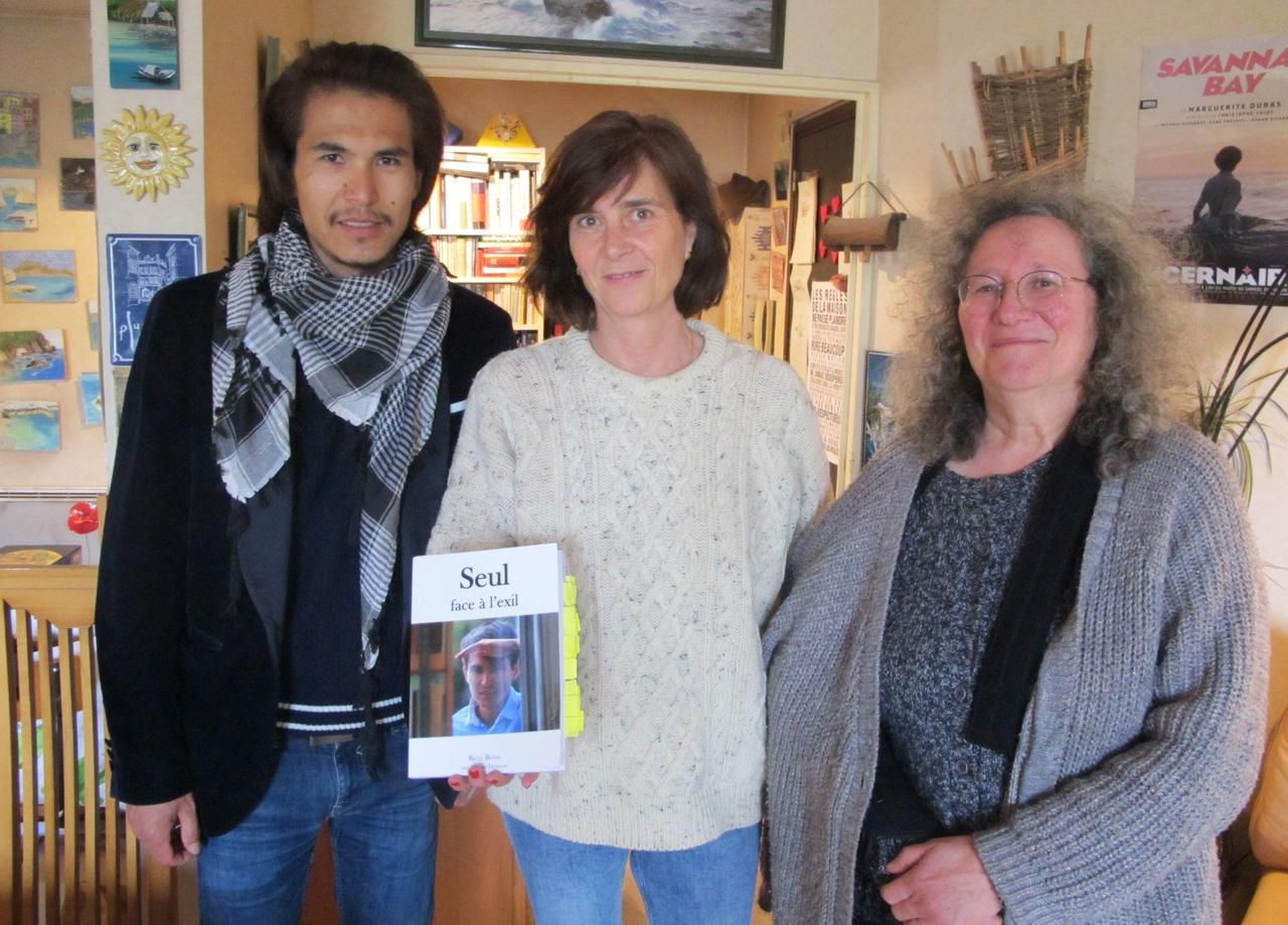 <b></b> Gif-sur-Yvette, le 10 mars 2020. « Seul face à l’exil » est un livre écrit par Martine Debiesse (à droite) sur Reza, un Afghan qui a fui son pays et qui a mis 10 ans à obtenir son statut de réfugié.