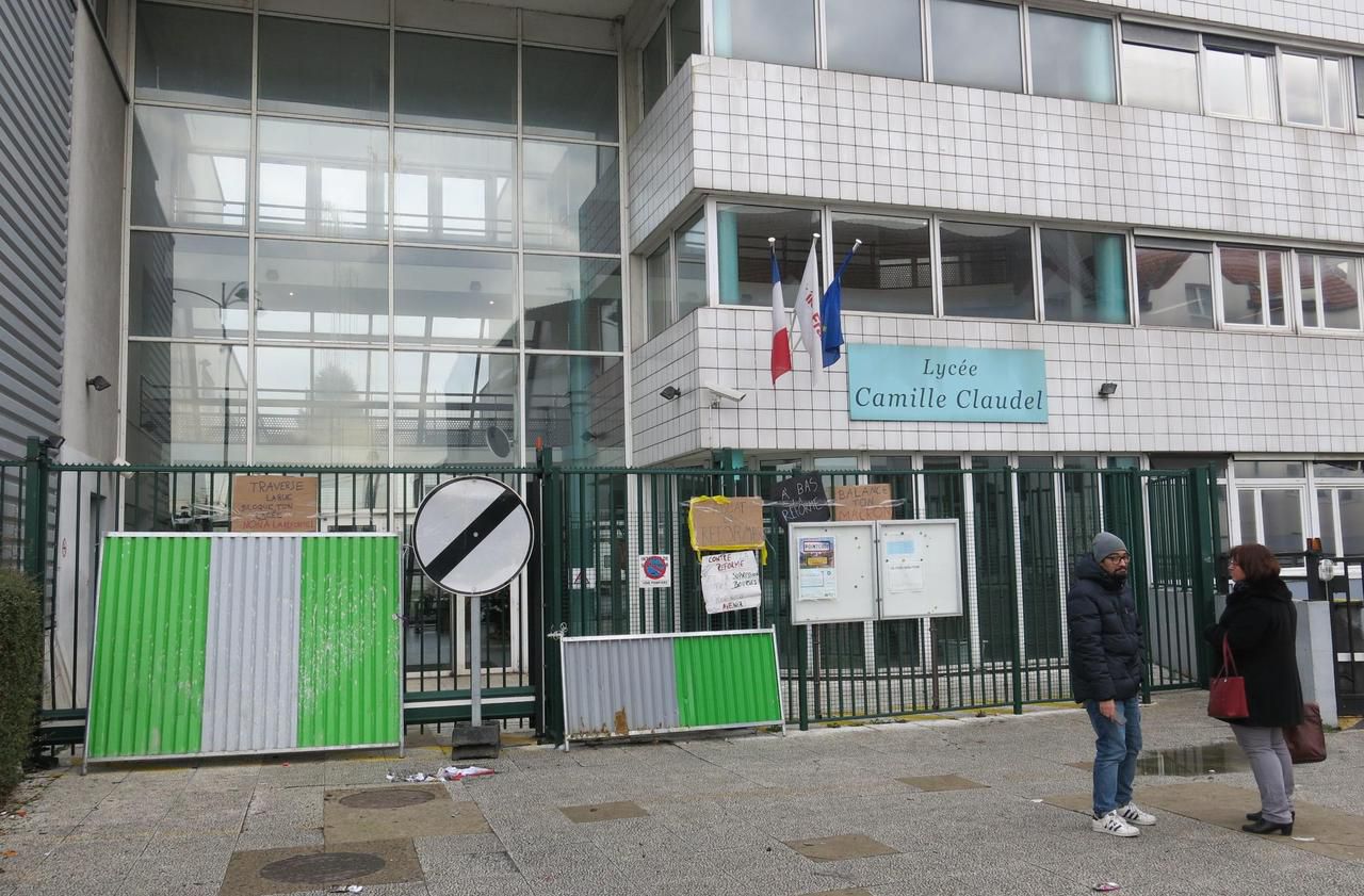 <b></b> Pontault-Combault, ce mardi midi. Le lycée Camille-Claudel avait retrouvé son calme après les manifestations de ce mardi 11 décembre, quand les professeurs grévistes ont été reçus par la proviseur.