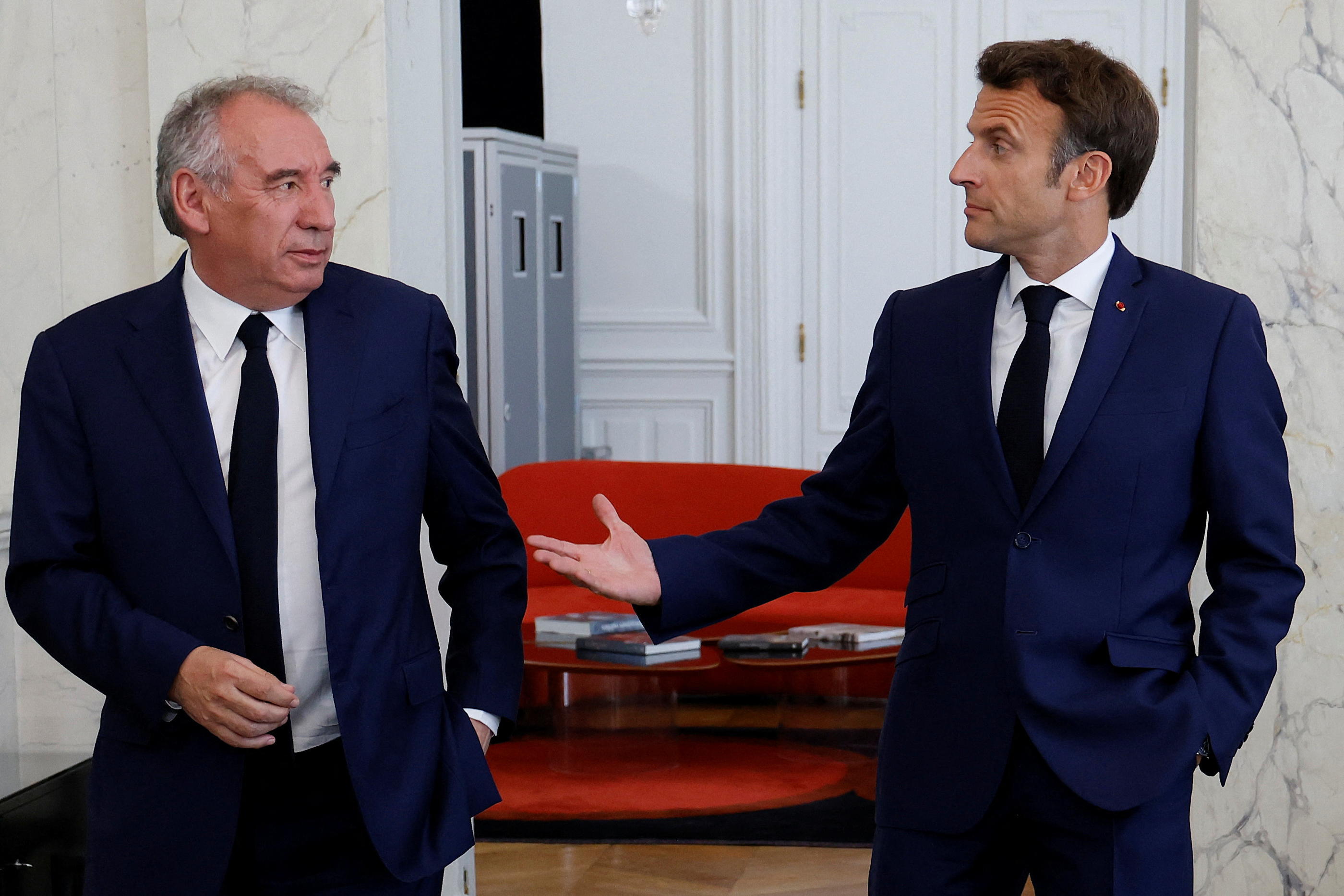 Deux jours après le désaveu des législatives, Emmanuel Macron a commencé mardi des entretiens avec chaque chef de parti à l'Elysée, dont son allié Francois Bayrou. REUTERS/pool/Ludovic Marin