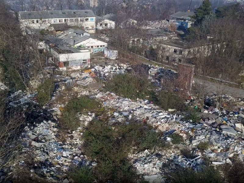 Villejuif, cet hiver. Plus de 30 000 m3 de déchets ont été entassés au fort de la Redoute dans le cadre d'un trafic institué par les Roms et les Moldaves qui ont squatté les lieux durant quinze mois. DR/Ville de Villejuif