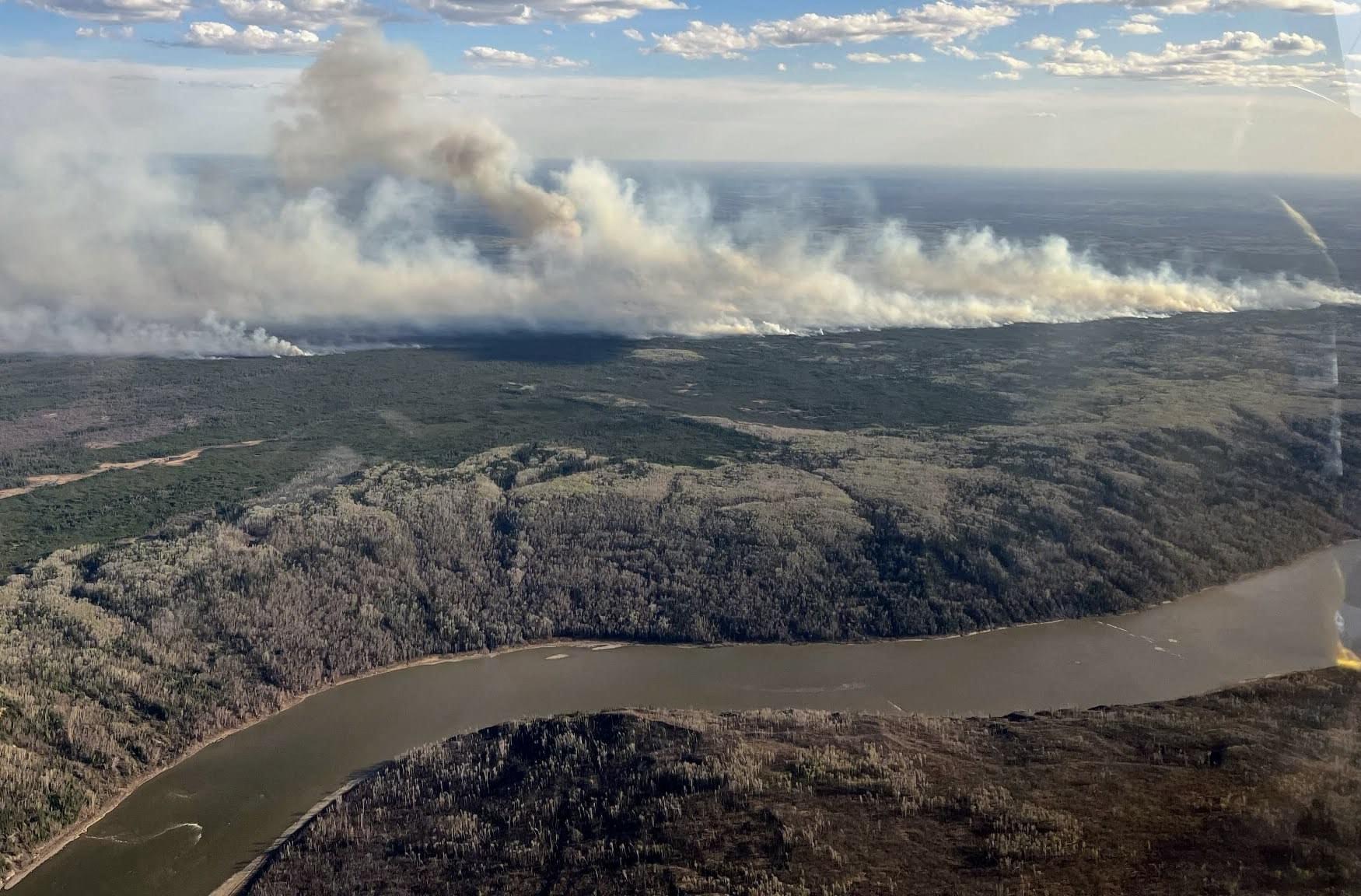 Aux abords de Fort McMurray (Alberta, Canada), samedi. Les flammes se rapprochent d'une ville peuplée de 70 000 habitants environ. AFP/Alberta Wildfire Service