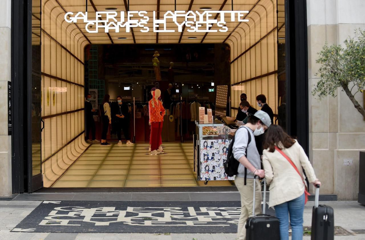 <b></b> Les magasins, comme la boutique des Galeries Lafayette sur les Champs-Elysées à Paris, peuvent rouvrir leurs portes depuis le 11 mai.