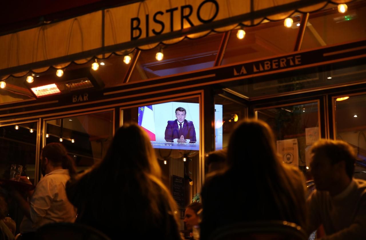 <b></b> Paris, mercredi 28 octobre 2020. Les clients  de brasserie La Liberté, à Montparnasse, ont suivi les annonces d’Emmanuel Macron.
