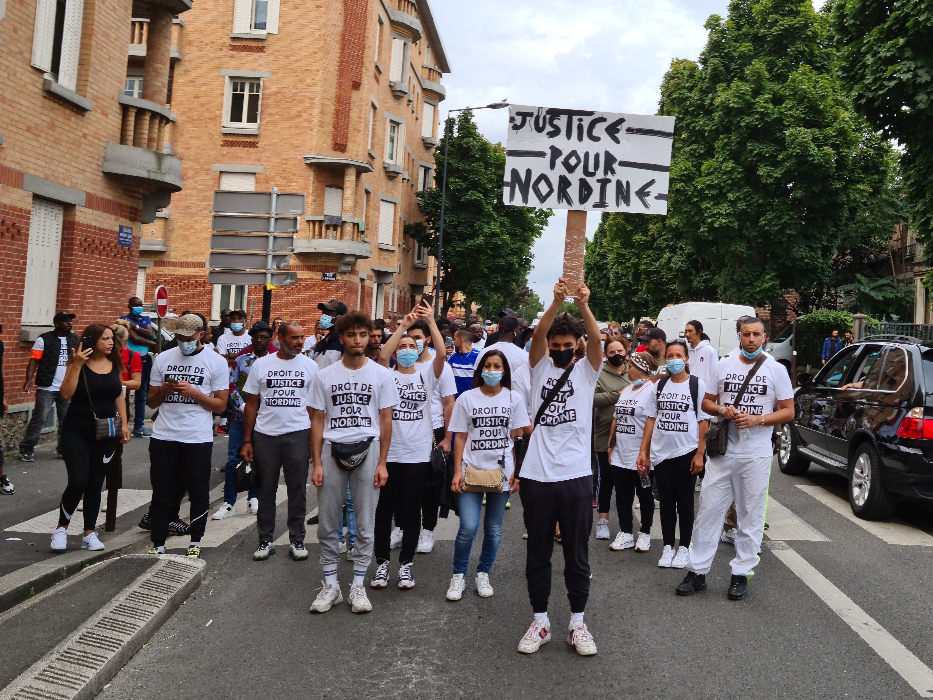 Stains (Seine-Saint-Denis), samedi 21 août 2021. Une centaine de personnes ont participé à la marche pour soutenir Nordine, 37 ans, toujours hospitalisé. LP/Cindy Bonnaud