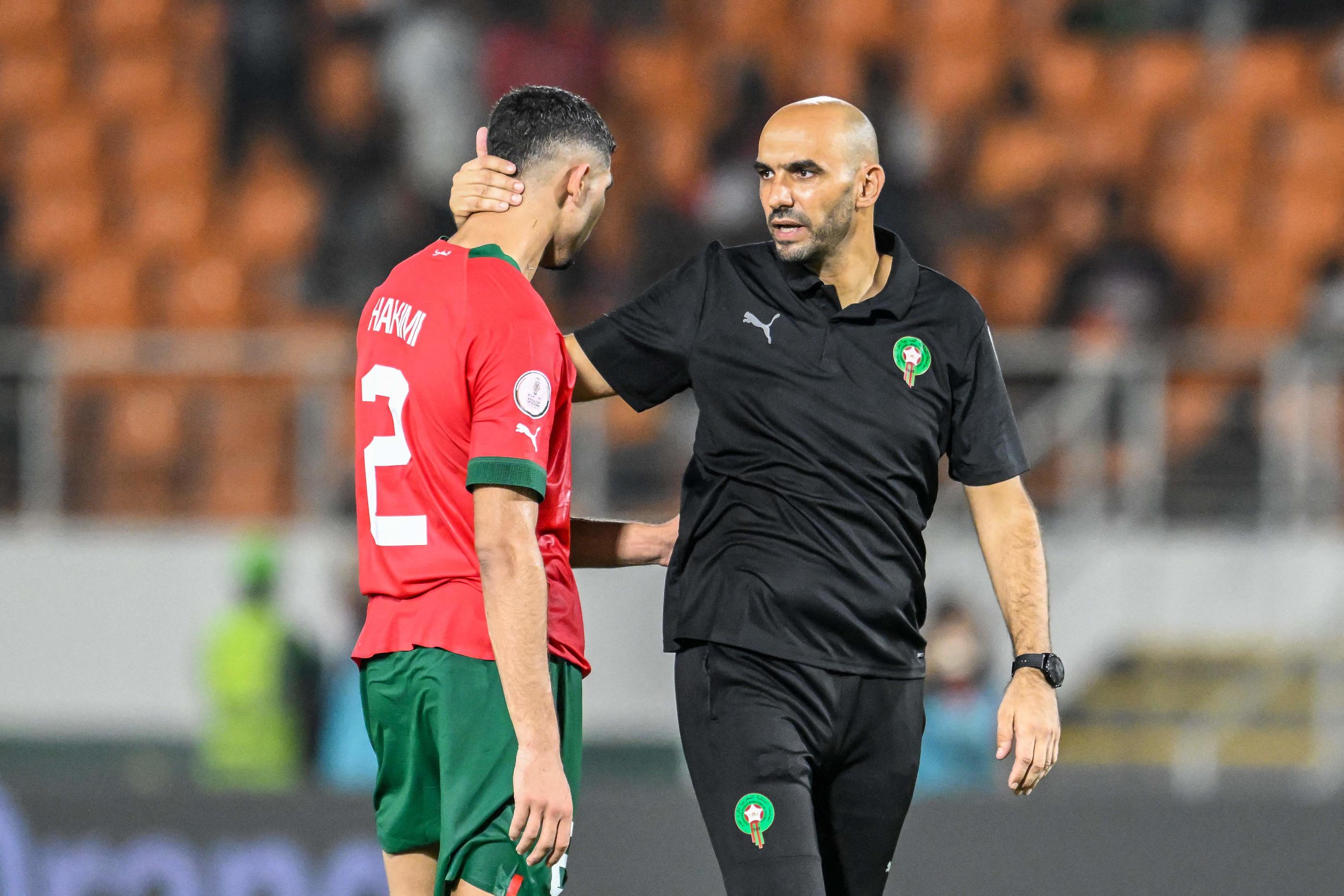 Walid Regragui console Achraf Hakimi qui a manqué le pénalty de l'égalisation en fin de match. Photo AFP/SIA KAMBOU