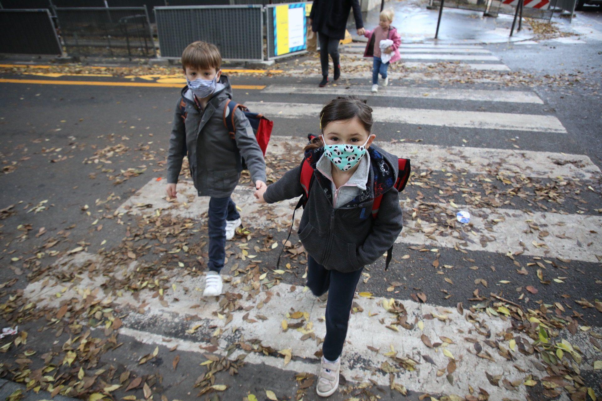 Deux élèves de CP sur le chemin de l'école, le 2 novembre 2020, à Paris (illustration).