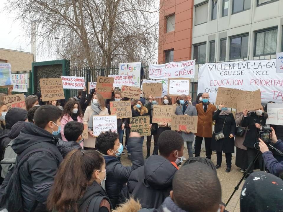 Villeneuve-la-Garenne, ce jeudi. Des enseignants et parents d'élèves de sept établissements se sont rassemblés devant le collège Georges-Pompidou pour manifester leur mécontentement. DR