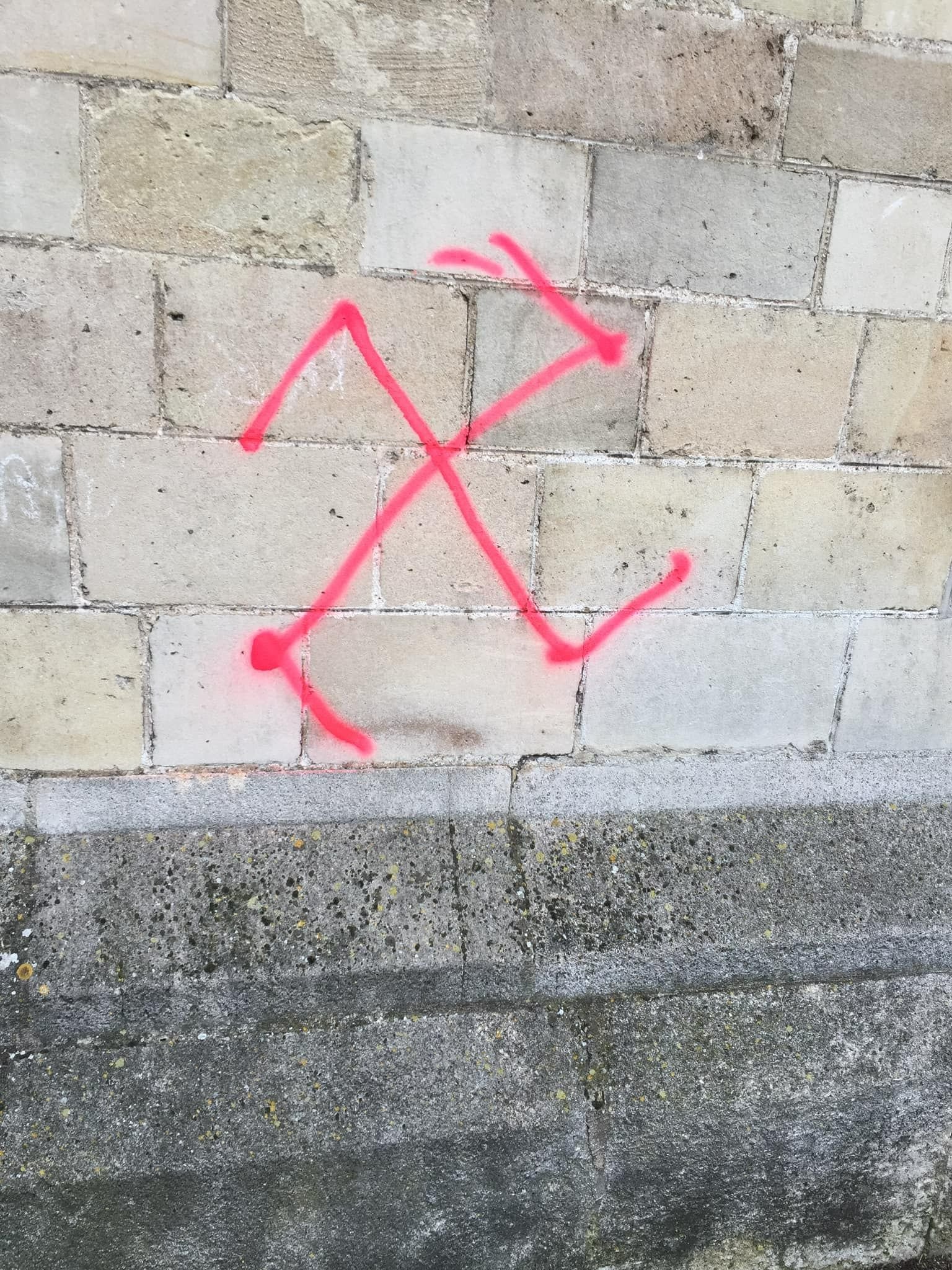 Argenteuil, jeudi 28 janvier. Un tag représentant une croix gammée a été trouvé sur un mur de la basilique Saint-Denys. DR.