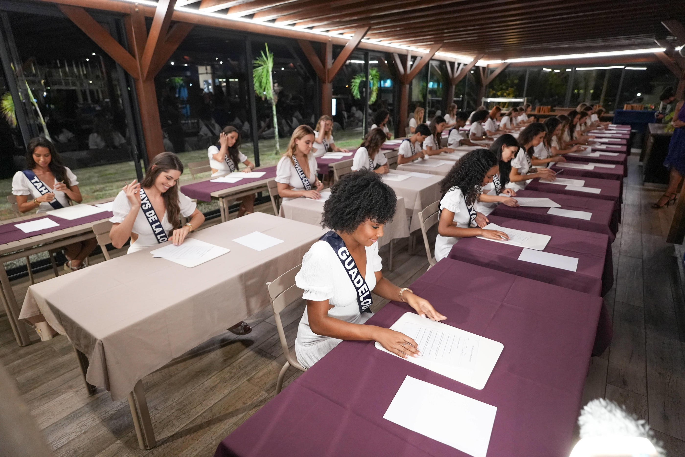 Les 30 candidates au concours de Miss France 2024 ont passé le traditionnel test de culture générale vendredi soir. Notre reporter était à leurs côtés. SIPA/Laurent Vu