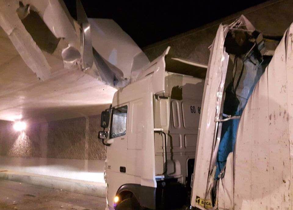 <b></b> Mennecy, dans la nuit de lundi à mardi. Un poids lourd s’est encastré sous un pont de Mennecy malgré les panneaux indiquant les limites de hauteur. 