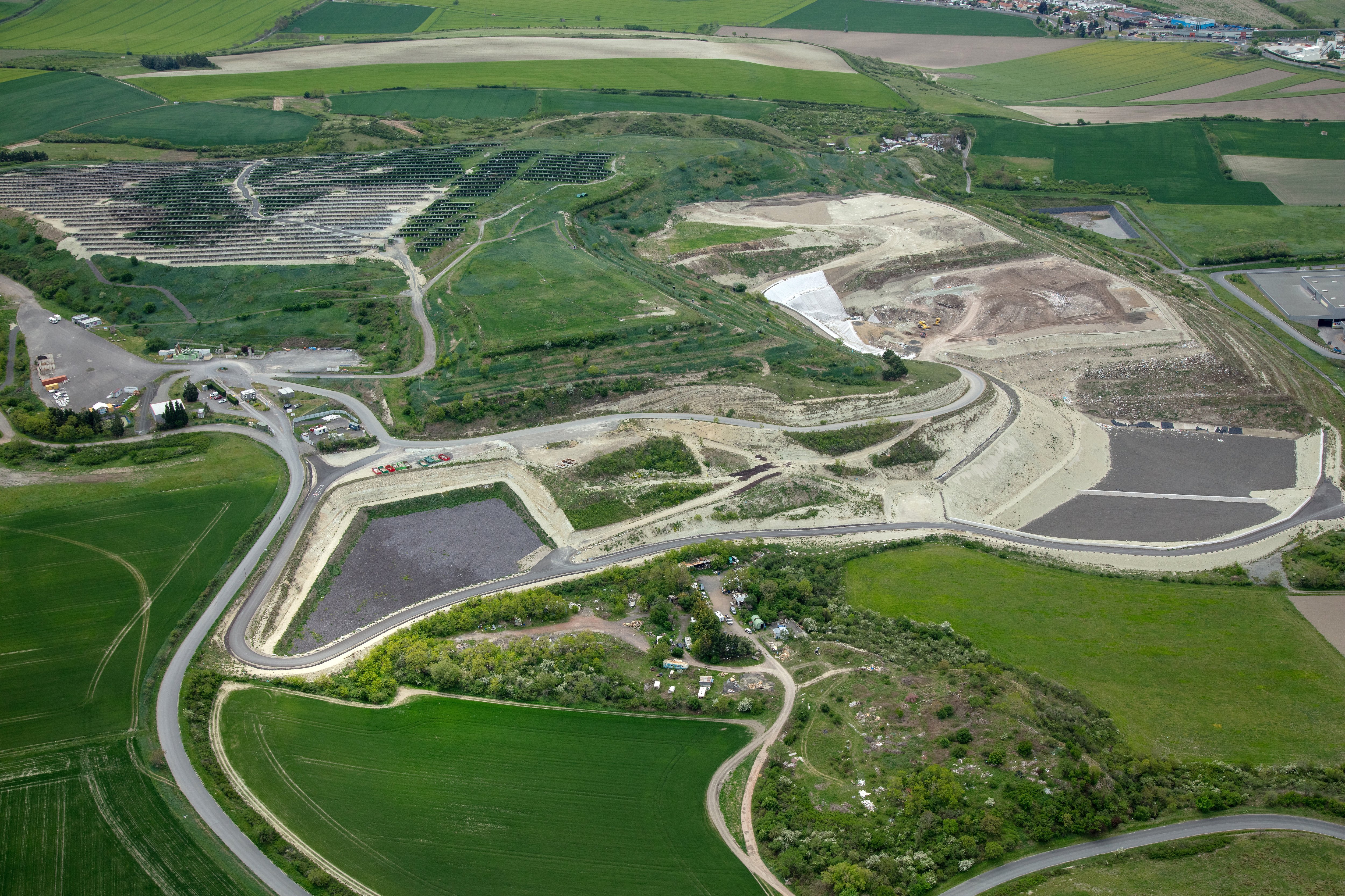 Chaque année, 90 000 tonnes de déchets supplémentaires pourraient être accueillies dans cette décharge près de Clermont-Ferrand, si l'extension de son exploitation entre 2025 et 2050 est validée. ©Omexom