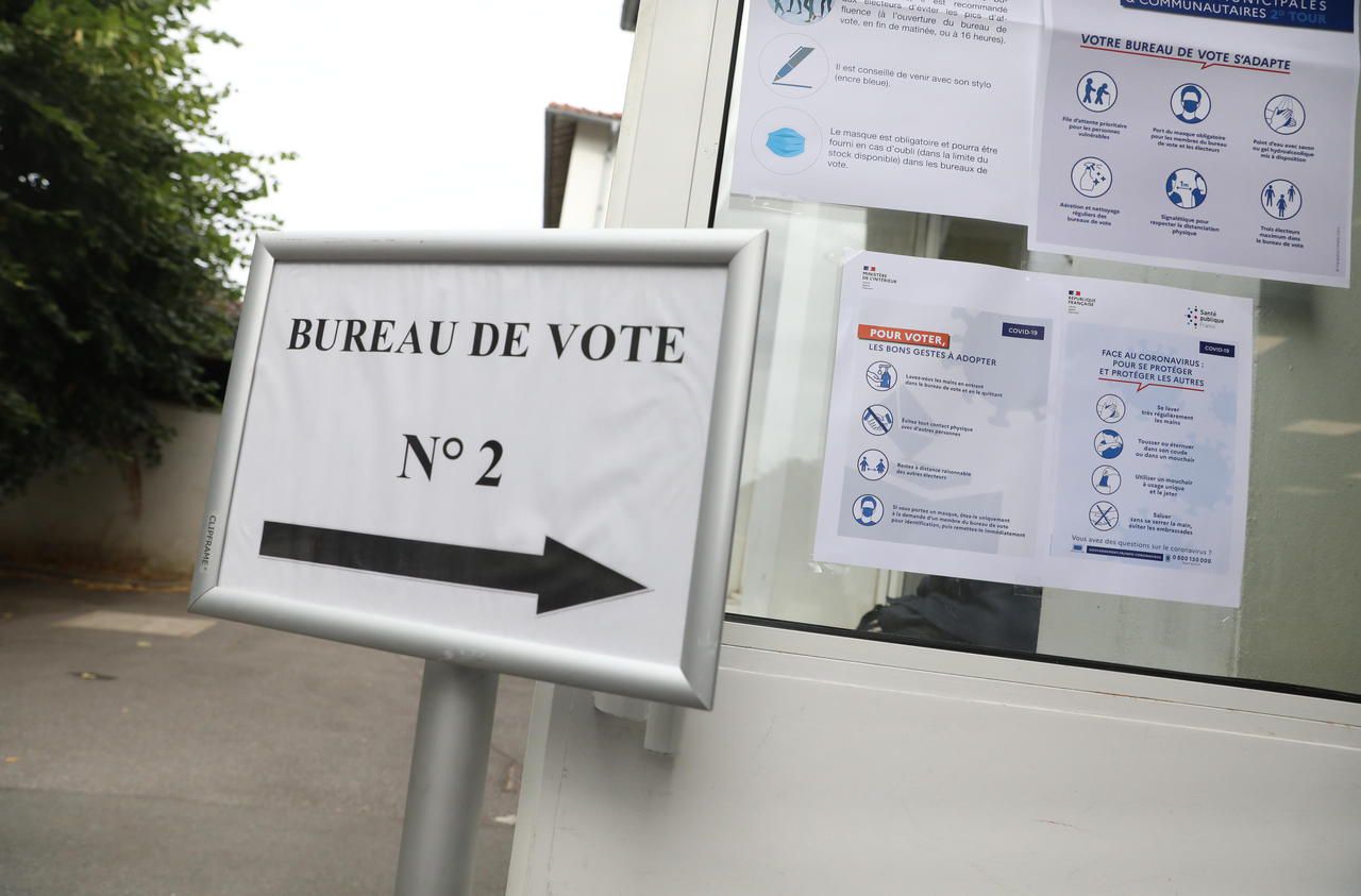 <b></b> Un bureau de vote à Epinay-sur-Orge, en Essonne.
