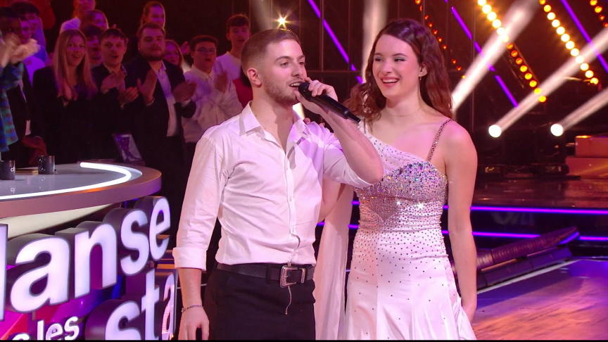 Michou et avec Elsa Bois, sa partenaire de « Danse avec les stars » en 2021 devenue sa compagne. (Capture d'écran) TF1 +/Twitch