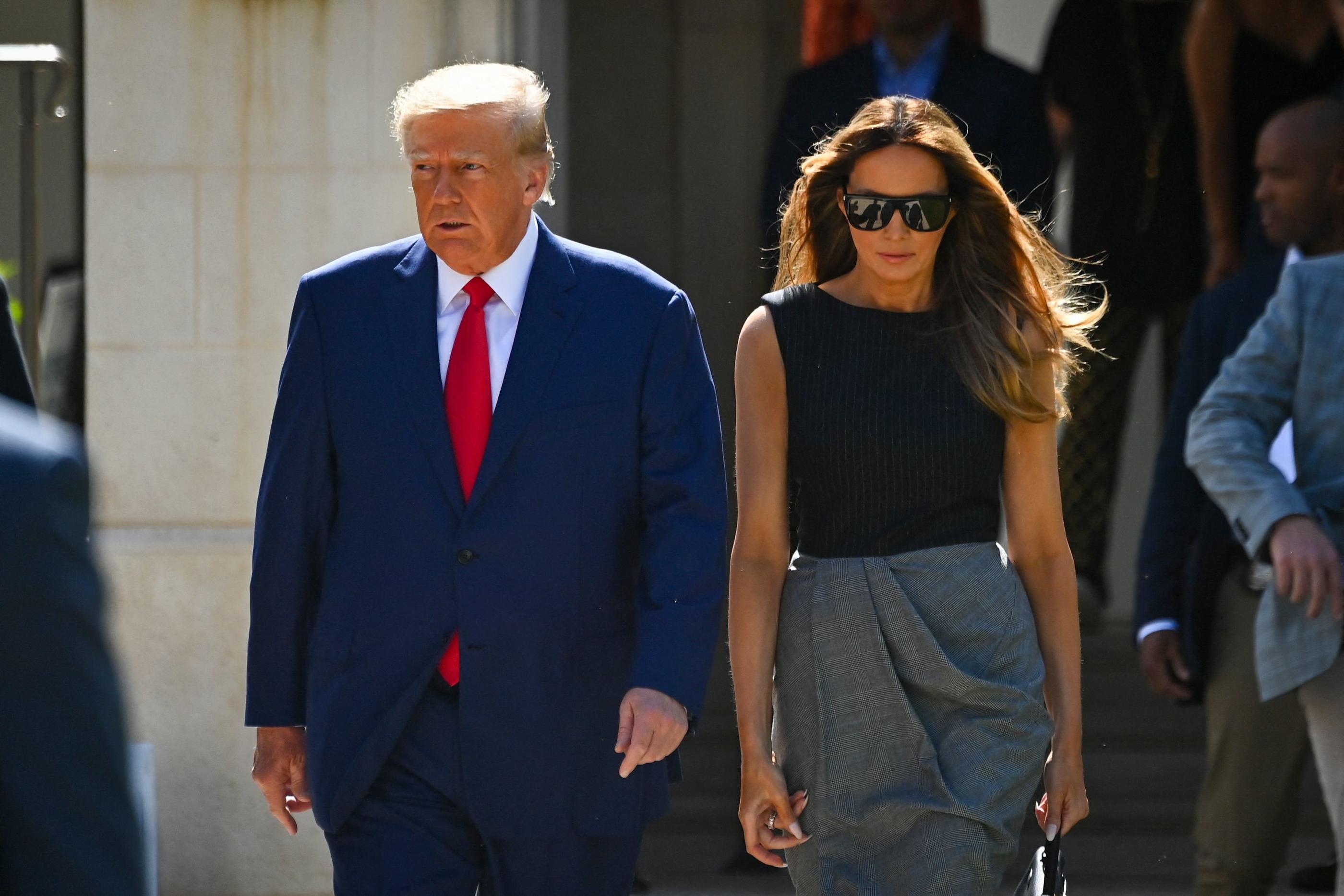 Donald Trump et son épouse Melania à la sortie du bureau de vote mardi à Palm Beach en Floride. Les résultats des élections de mi-mandat n'ont pas été à la hauteur des espérances de l'ex-président. AFP/Eva Marie Uzcategui