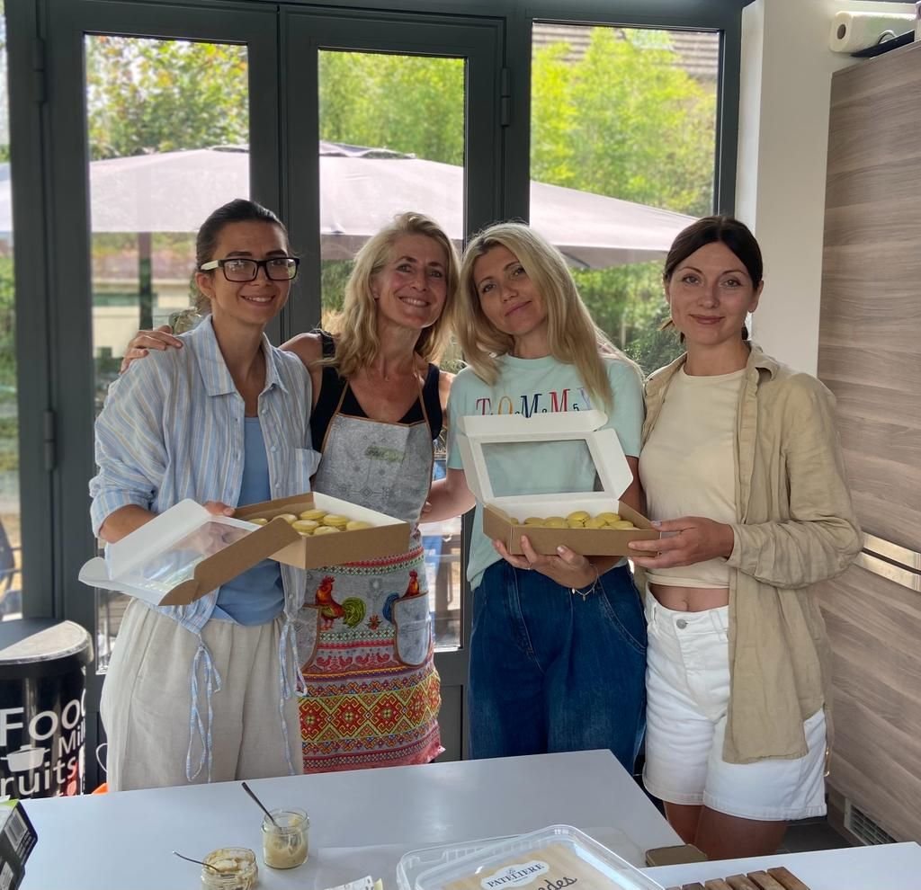 Maisons-Laffitte. L'association de Florence Leturcq (2e en partant de la gauche) organise aussi des ateliers culinaires, ici pour des macaron, avec des femmes ukrainiennes. DR/Les douceurs solidaires