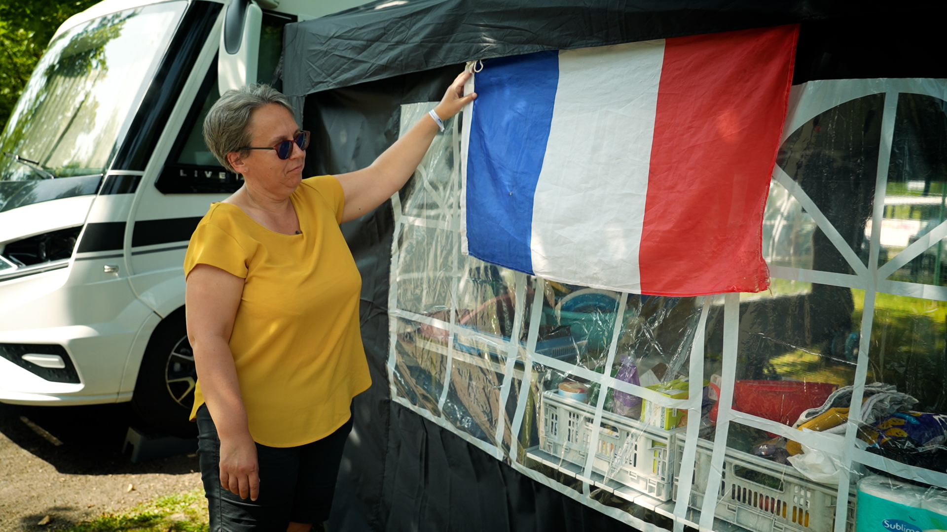 Comme la plupart des touristes du camping, Élisabeth arbore les couleurs de son pays sur sa tente, à l'occasion des JO de Paris.