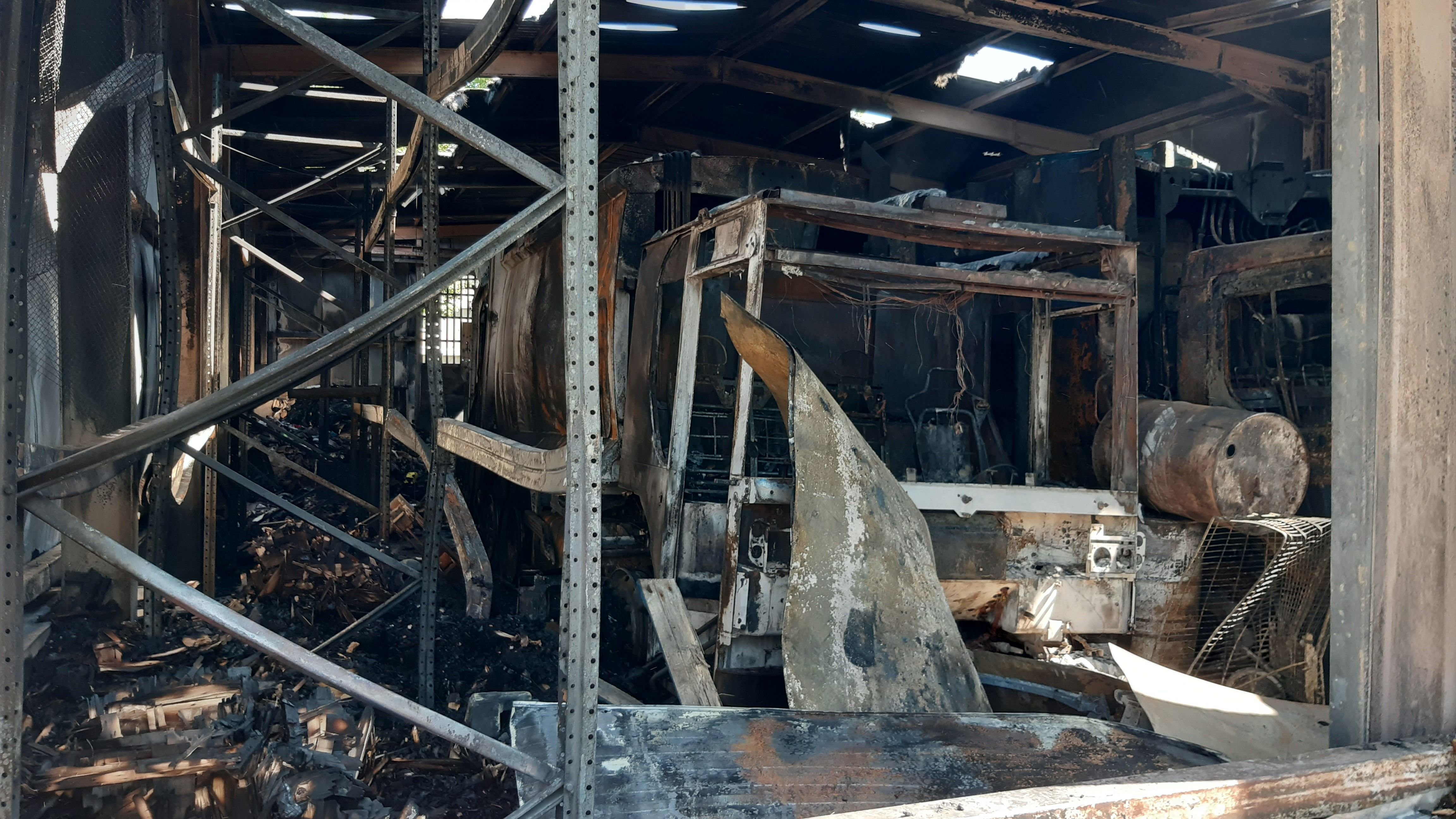 Sarcelles, mercredi 14 juin. Six camions-benne ont été détruits dans l'incendie d'un atelier de la ville dans la nuit de mardi à mercredi. LP/Frédéric Naizot