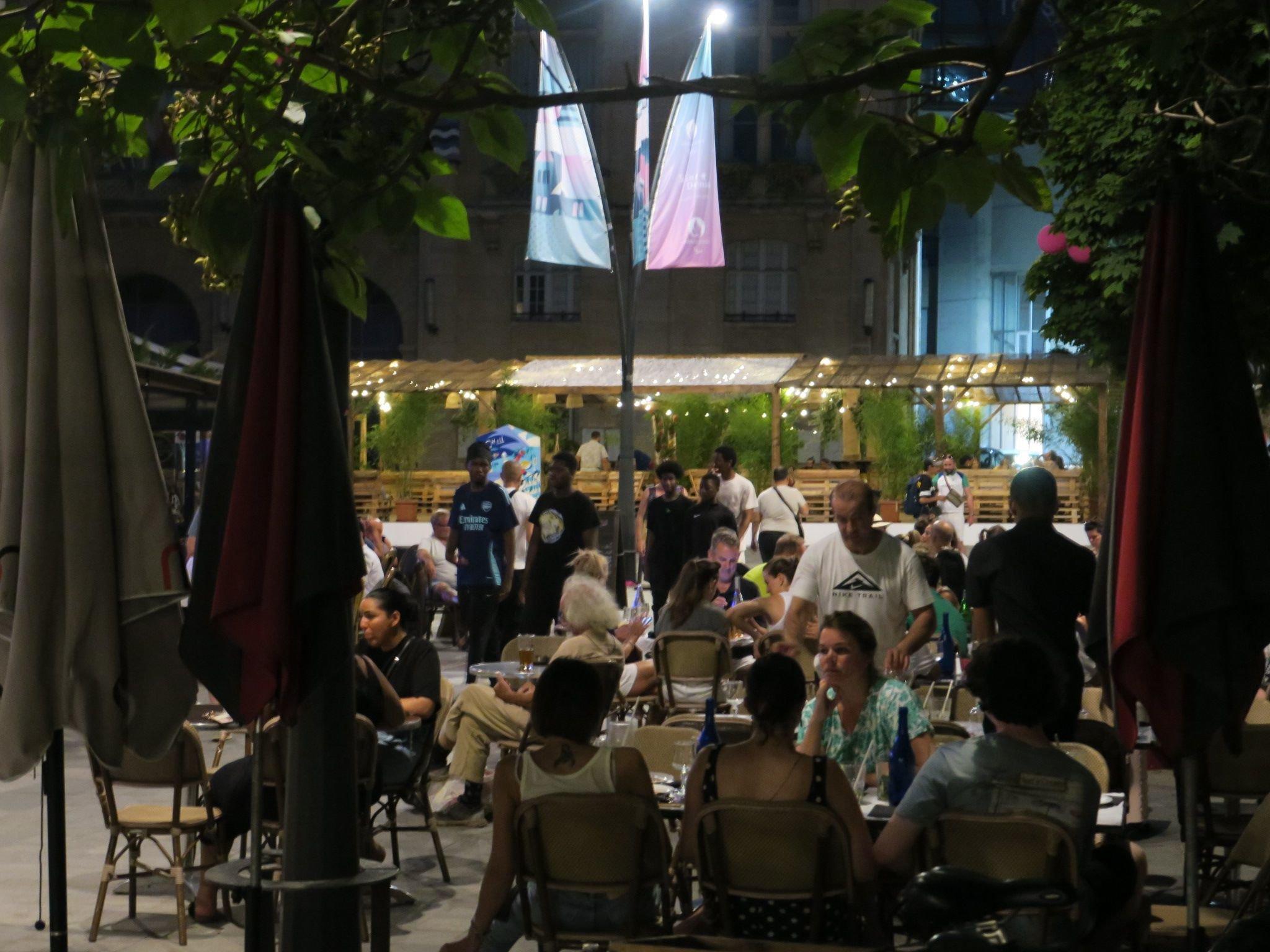 Saint-Denis (Seine-Saint-Denis), le 30 juillet. 23h30 : il est bientôt l'heure de l'extinction des feux dans les bars dionysiens, même ceux situés face au Stade de France. LP/Anthony Lieures