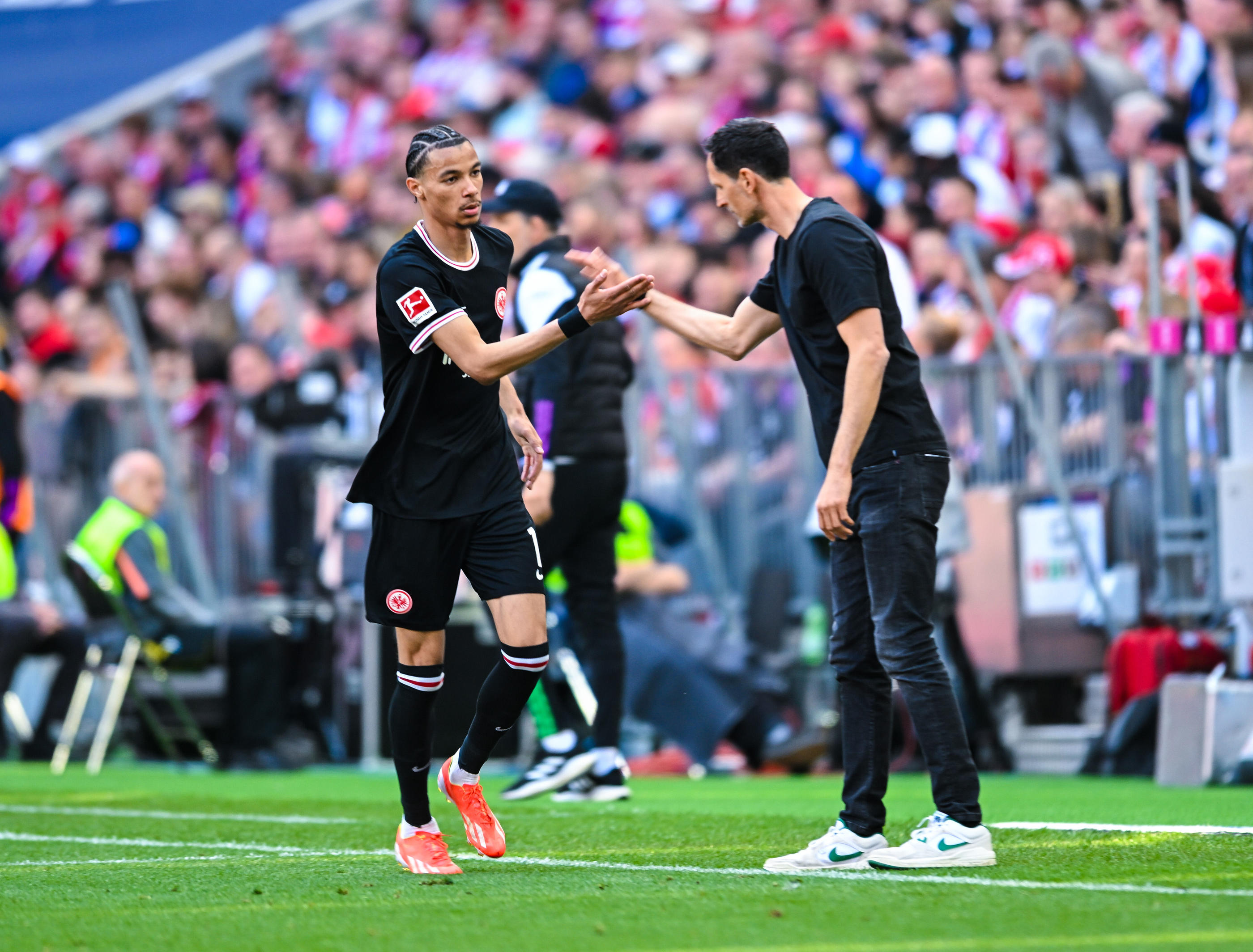 Hugo Ekitike félicité par son entraîneur Dino Toppmöller après avoir inscrit le but de l'égalisation pour l'Eintracht Francfort face au Bayern Munich. (Photo Icon Sport)