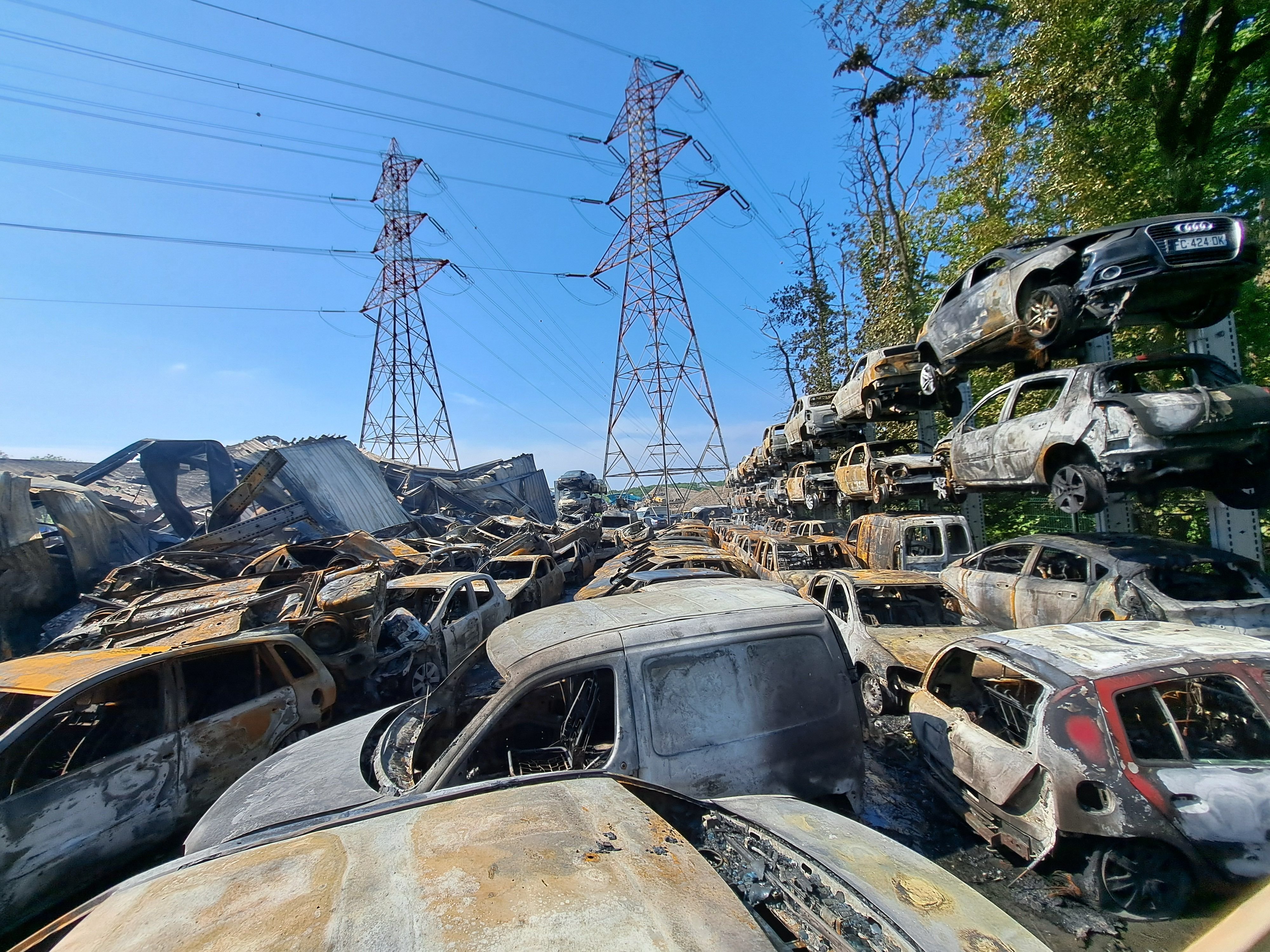 Marcoussis, ce lundi 20 mai. La société AMP Dépannages a été touchée par un gigantesque incendie dans la nuit. Presque la totalité des véhicules stockés sont partis en fumée. LP/T.D.