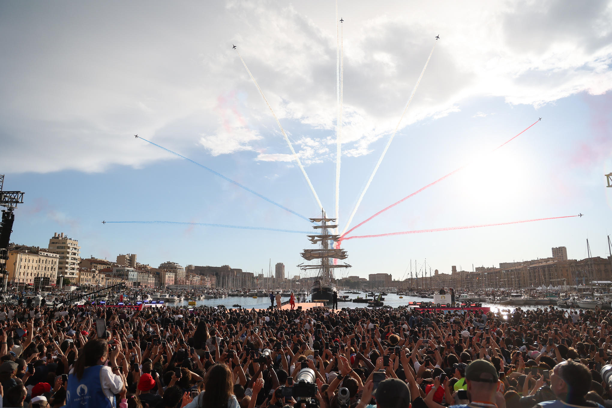 La Patrouille de France a salué le «Belem», arrivé dans le Vieux-Port de Marseille avec la flamme olympique à son bord. Icon Sport/Johnny Fidelin