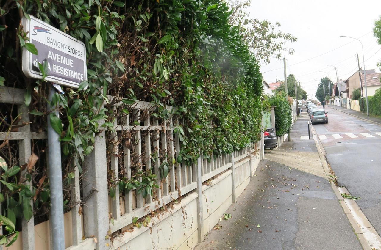<b></b> Savigny-sur-Orge, avenue de la Résistance, le 14 octobre 2020. C’est dans cette zone pavillonnaire à proximité de la voie de chemin de fer, devant la maison au portail blanc, qu’un policier a été renversé.