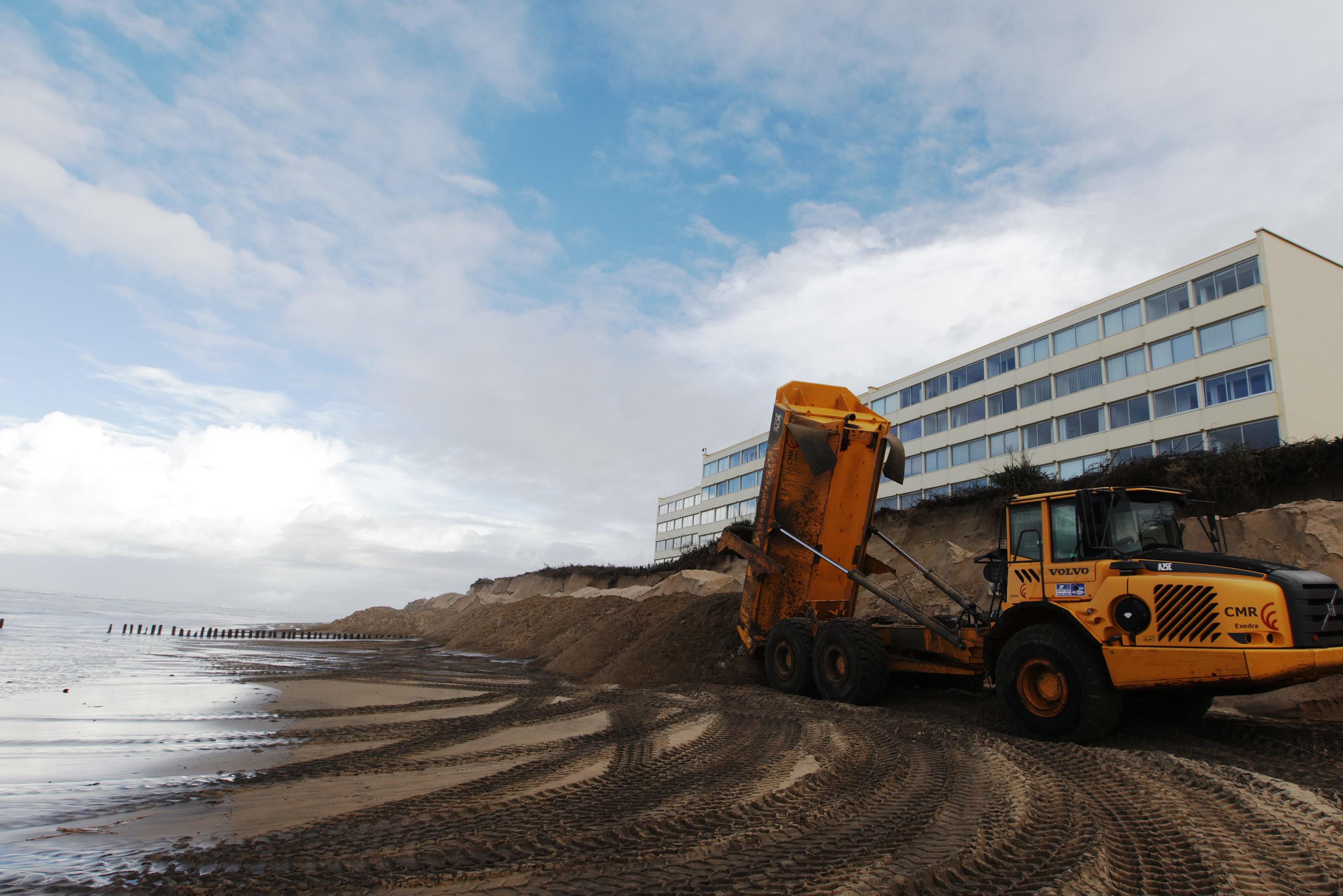 L'immeuble Le Signal, à Soulac-sur-Mer, en Gironde, est devenu bien malgré lui le symbole de ces logements côtiers menacés par l'érosion. PhotoPQR/Sud Ouest/Guillaume Bonnaud