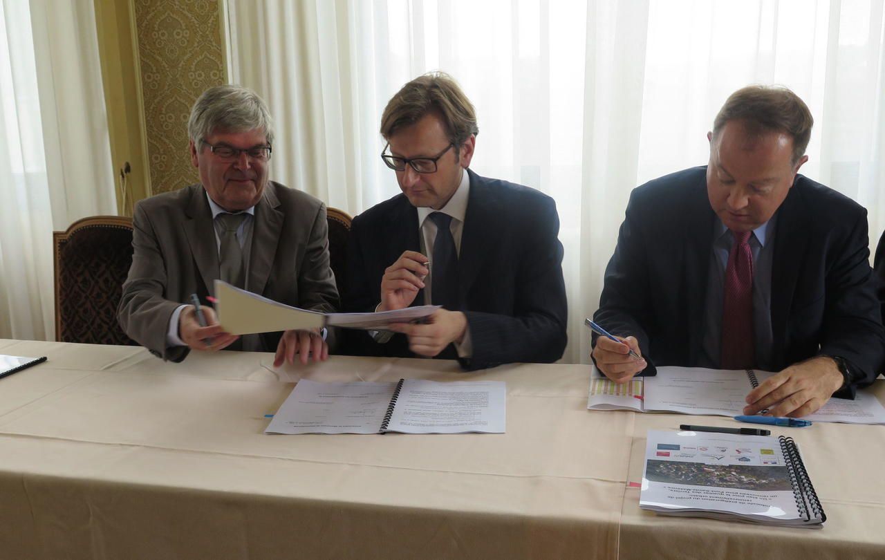 <b>Pont-Sainte-Maxence, jeudi après-midi.</b> Christian Massaux, président de la communauté de communes, Arnaud Dumontier, maire de Pont, et Didier Martin, préfet de l’Oise (de g. à dr.), trois des signataires du protocole de renouvellement urbain pour le quartier des Terriers. 