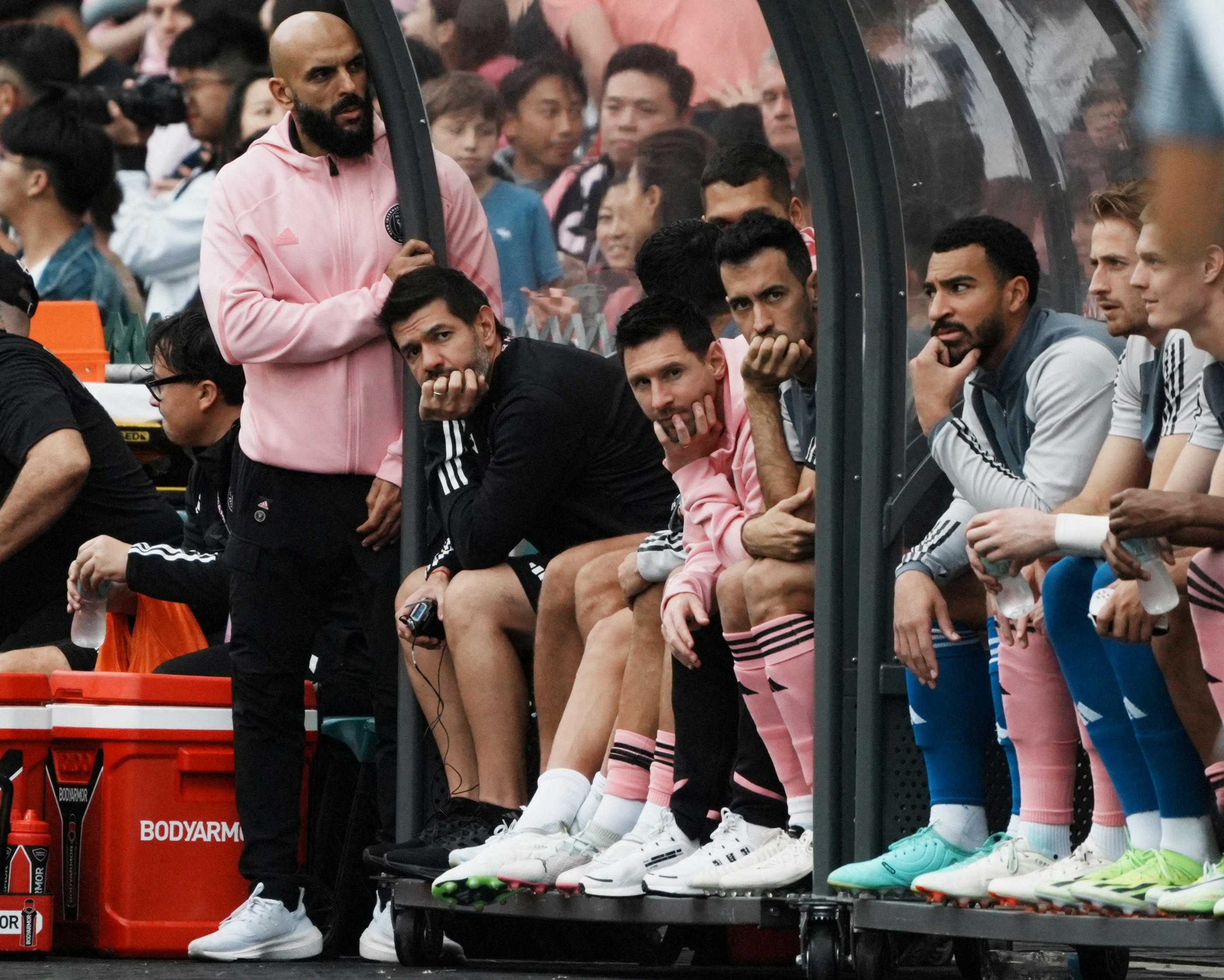 Lionel Messi est resté sur le banc face à une sélection d'Honghong ce dimanche. REUTERS/Lam Yik